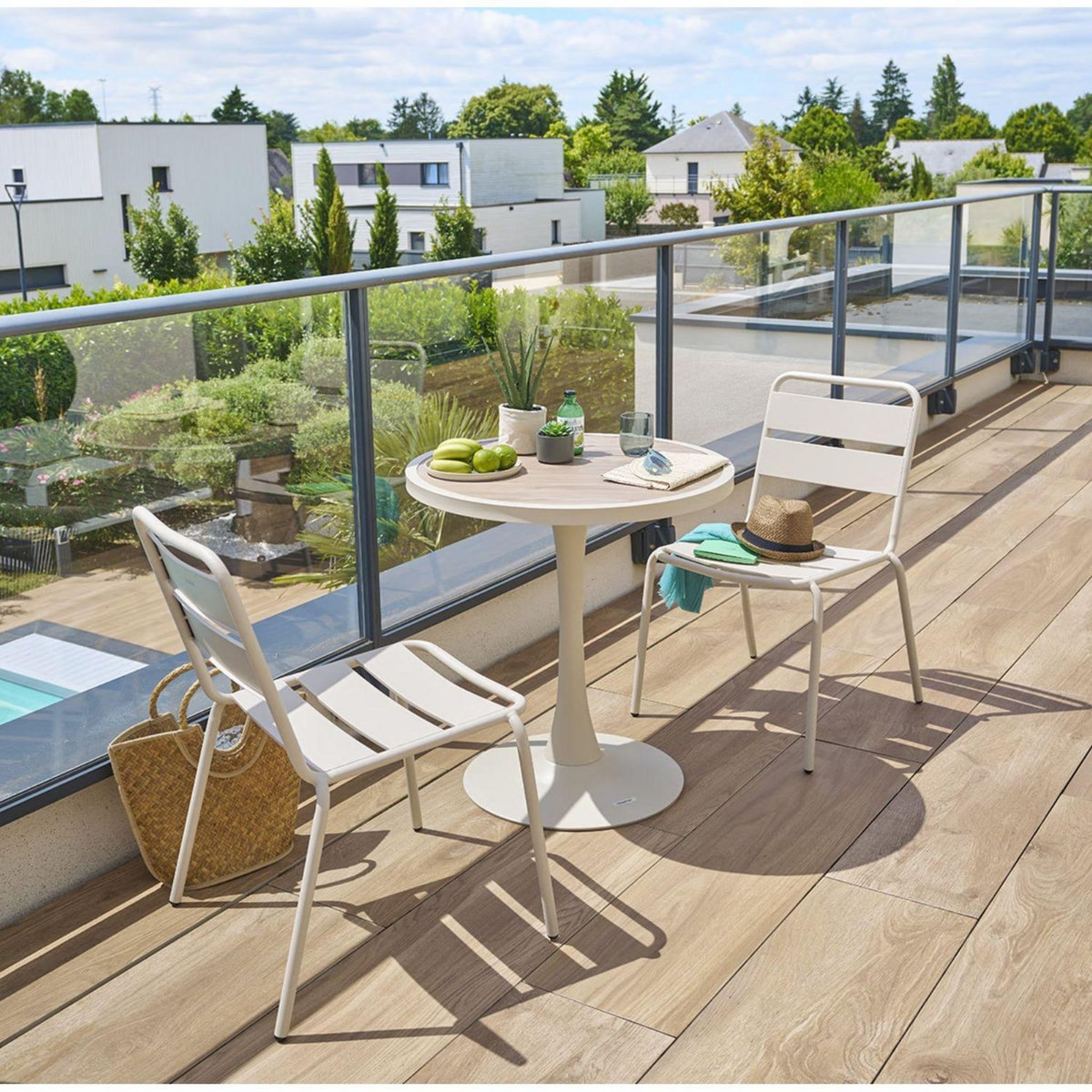 HESPERIDE Table de jardin bistro ronde en aluminium effet bois 2 places OVIALON - Lin et argile