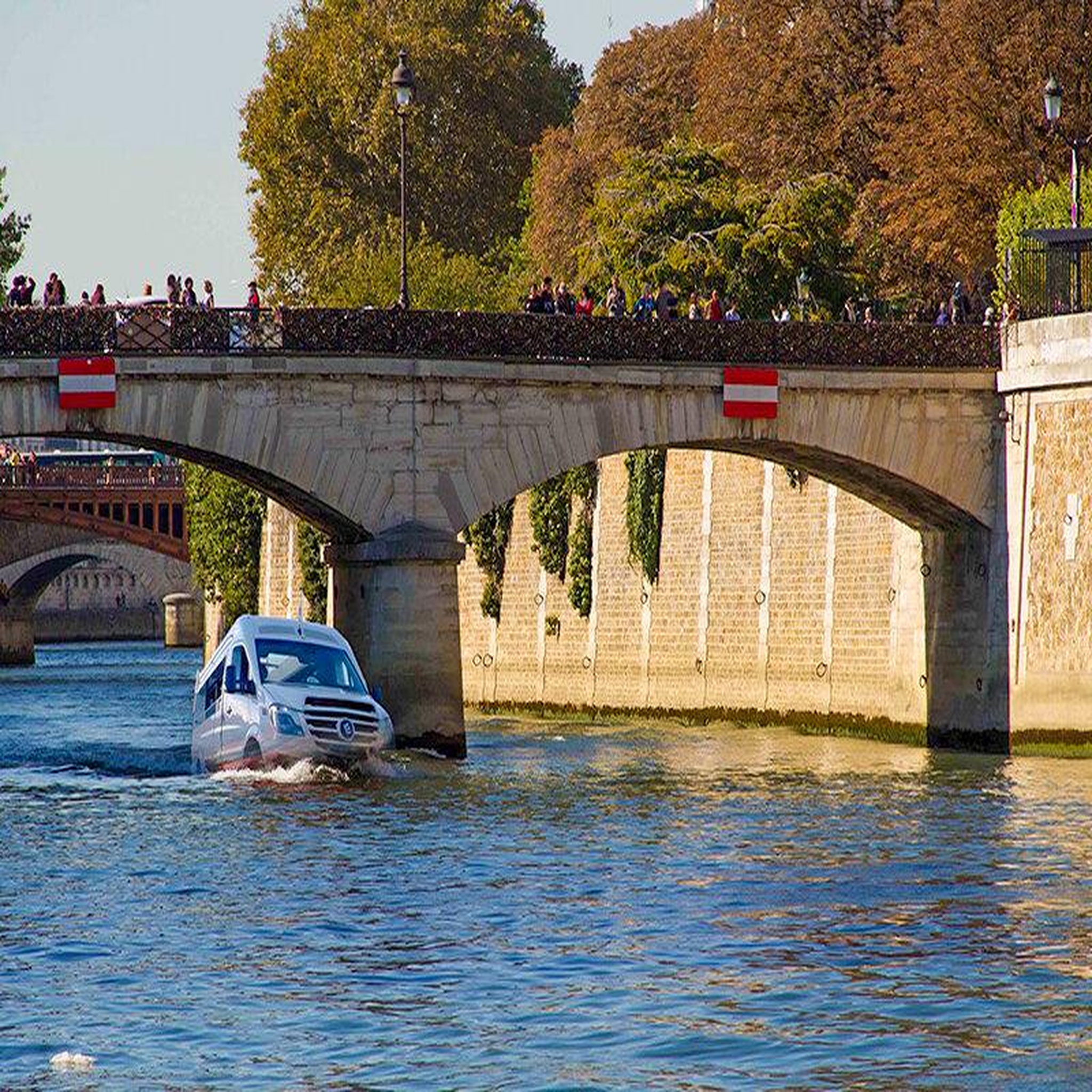 Voir la diapositive 3 : Smartbox 2h de balade en bateau bus avec coupe de champagne pour 2 à paris - coffret cadeau sport & aventure