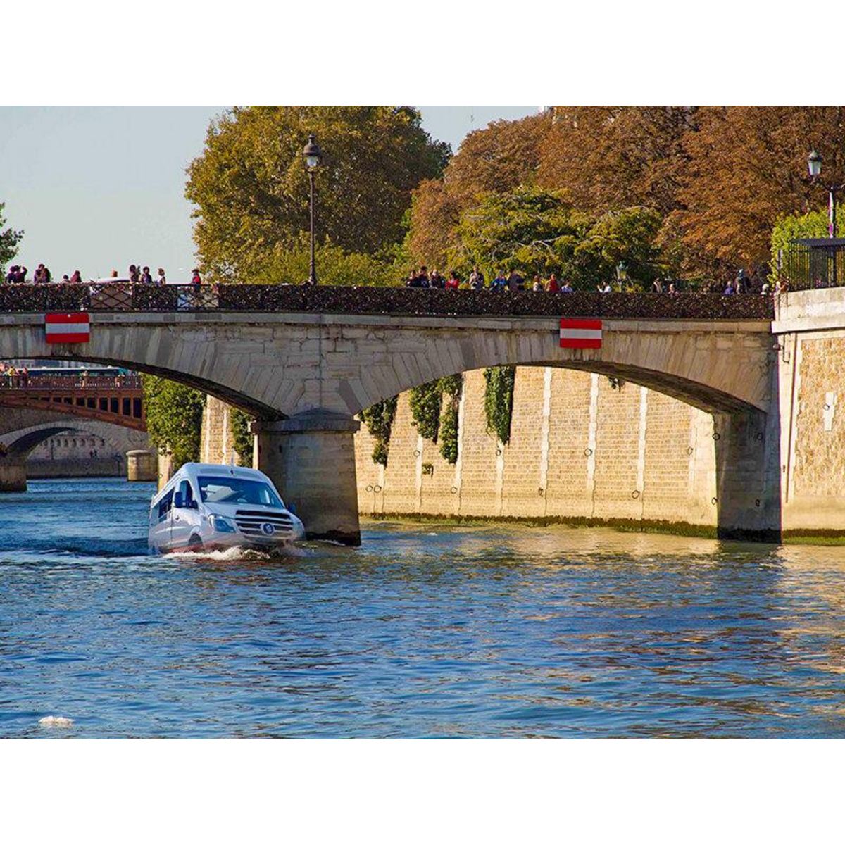 Smartbox 2h de balade en bateau bus avec coupe de champagne pour 2 à Paris - Coffret Cadeau Sport & Aventure