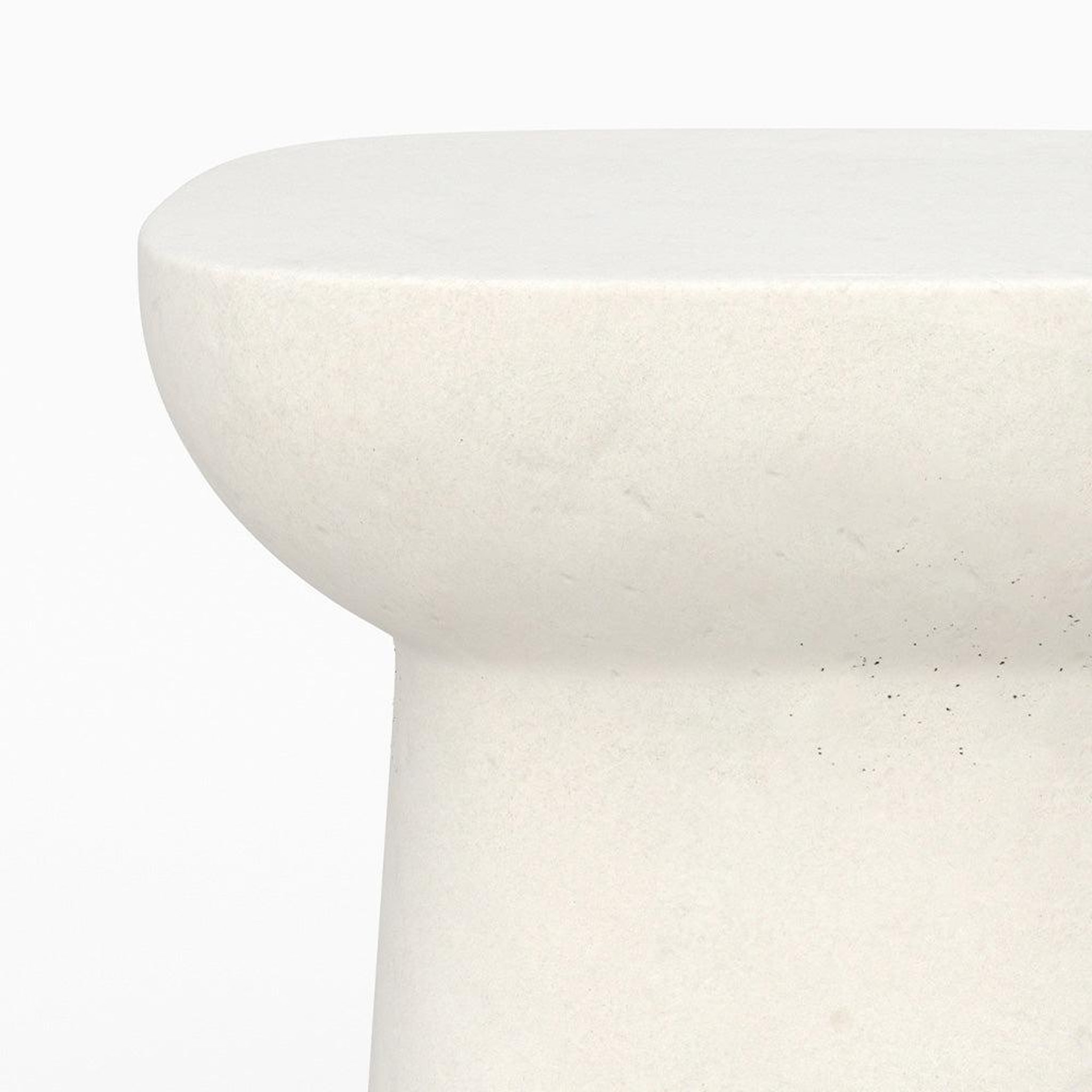 Voir la diapositive 5 : MAISON PAVANE Table d'appoint carrée blanche en fibre d'argile effet béton-samui