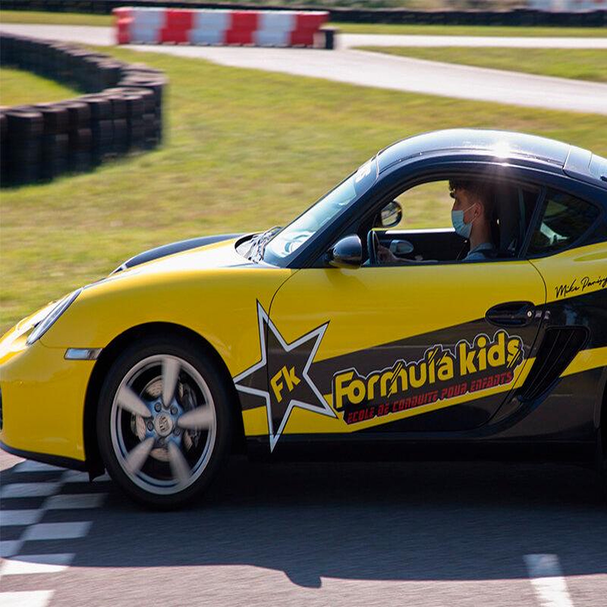 Voir la diapositive 3 : Smartbox Stage pilotage enfant : 12 ou 15 tours de circuit au volant d'une Porsche Cayman - Coffret Cadeau Sport & Aventure