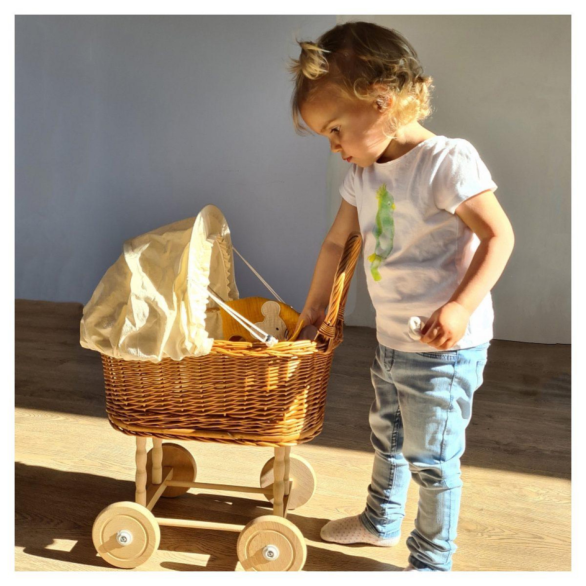 Voir la diapositive 2 : EGMONT TOYS Landau en osier ecru avec couverture tricotee