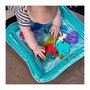Voir la diapositive 5 : BABY EINSTEIN BABY EINSTEIN Tapis d'éveil et matelas a eau Ocean Explorers, sensory splash, 3 créatures flottantes, des la naissance