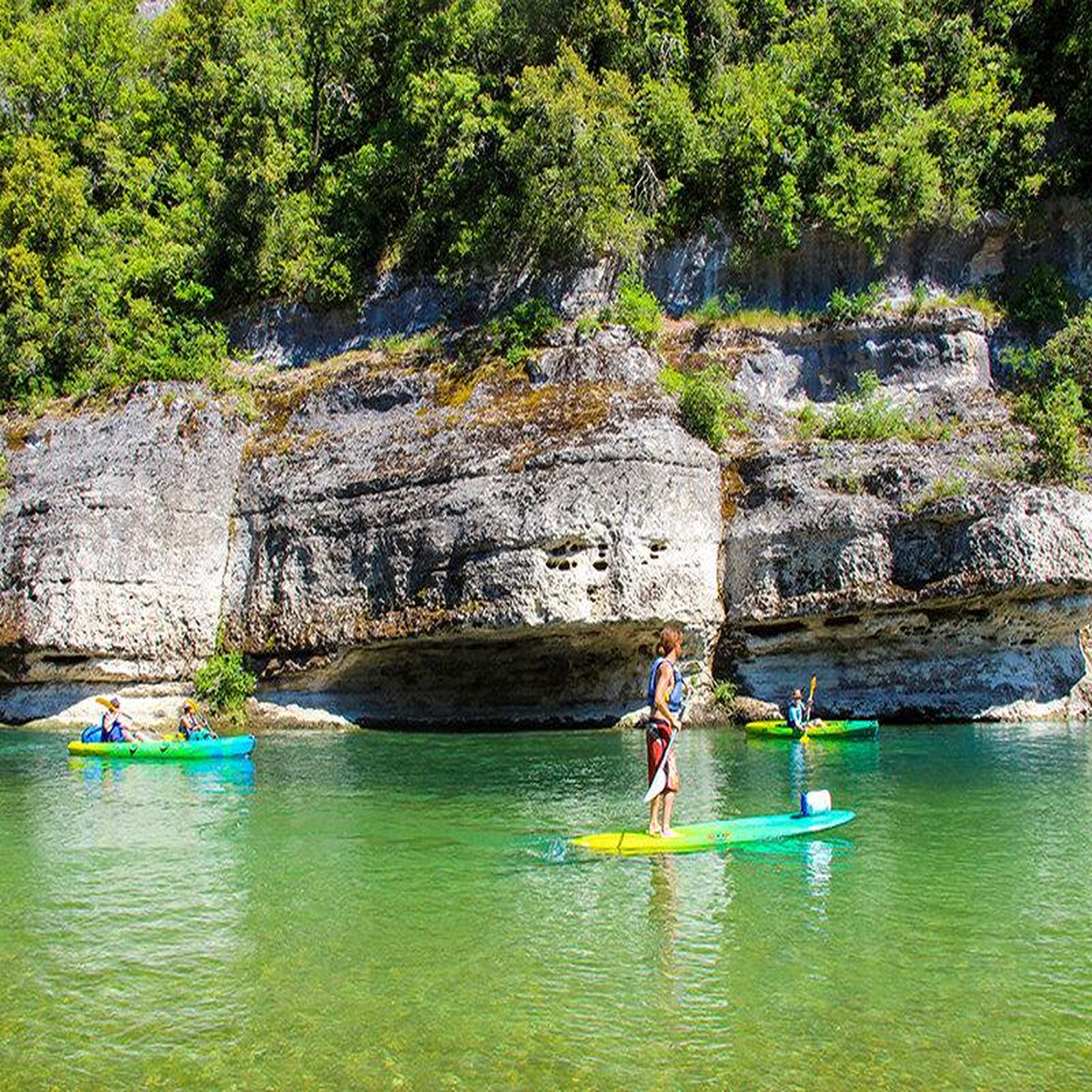 Voir la diapositive 3 : Smartbox Balade nautique près d'alès : descente en canoë biplace - coffret cadeau sport & aventure