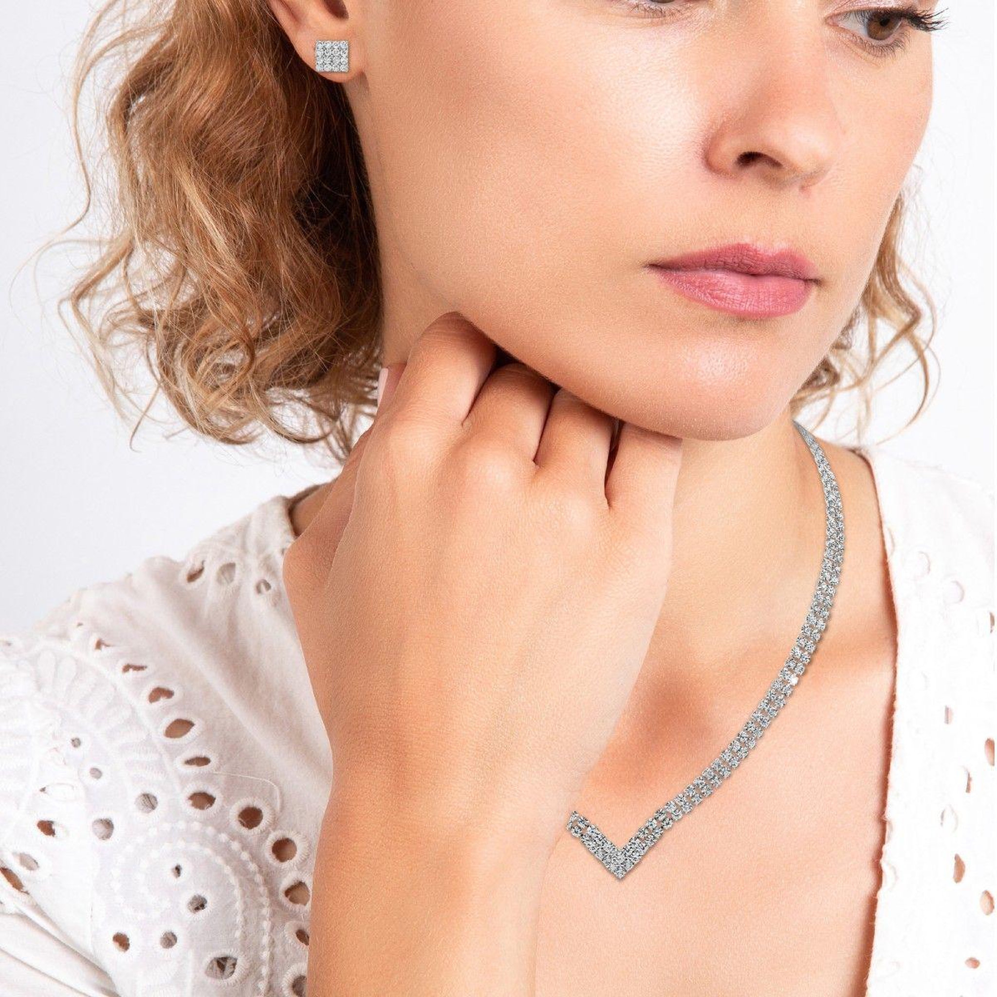 Voir la diapositive 2 : SC CRYSTAL Parure collier et boucles d'oreilles par SC Crystal ornée de Cristaux scintillants
