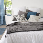 ATMOSPHERA Couvre-lit, jeté de lit uni déhoussable en polyester finition pompons. Coloris disponibles : Gris