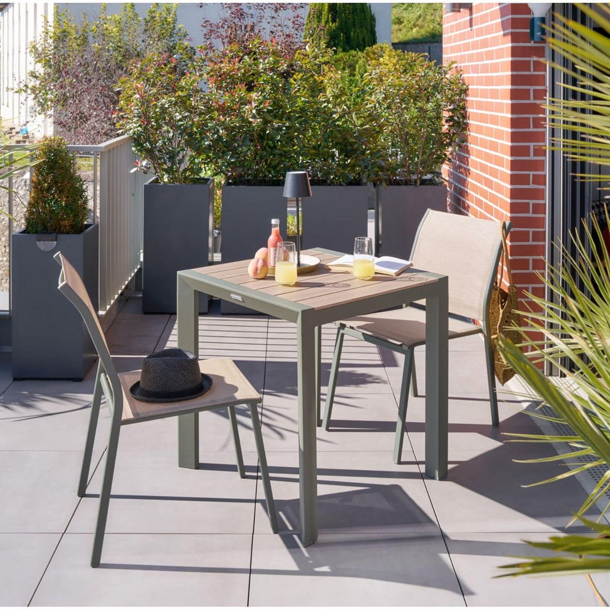 HESPERIDE Table de jardin fixe en aluminium effet bois 2 places EVASION