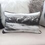 Voir la diapositive 2 : TOILINUX Coussin imprimé montagne Epicéa - 30 x 50 cm - Blanc