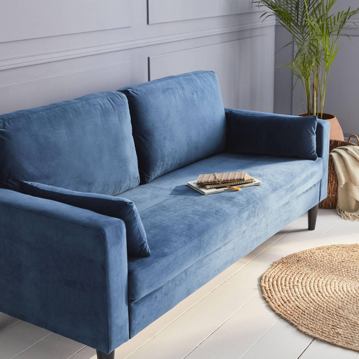 SWEEEK Canapé en velours bleu - Bjorn - Canapé 3 places fixe droit pieds bois. style scandinave