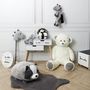 Voir la diapositive 4 : Paris Prix Peluche Coussin Enfant  Chien  30cm Gris & Blanc
