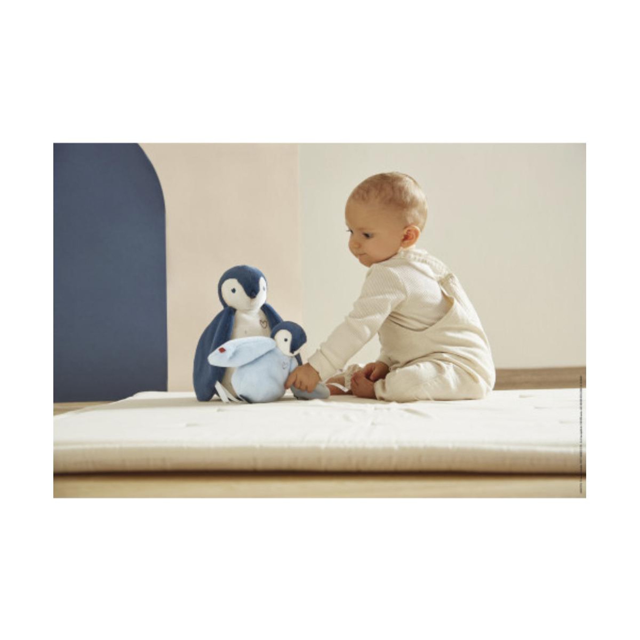 Voir la diapositive 3 : Kaloo Peluches calins manchots bleus