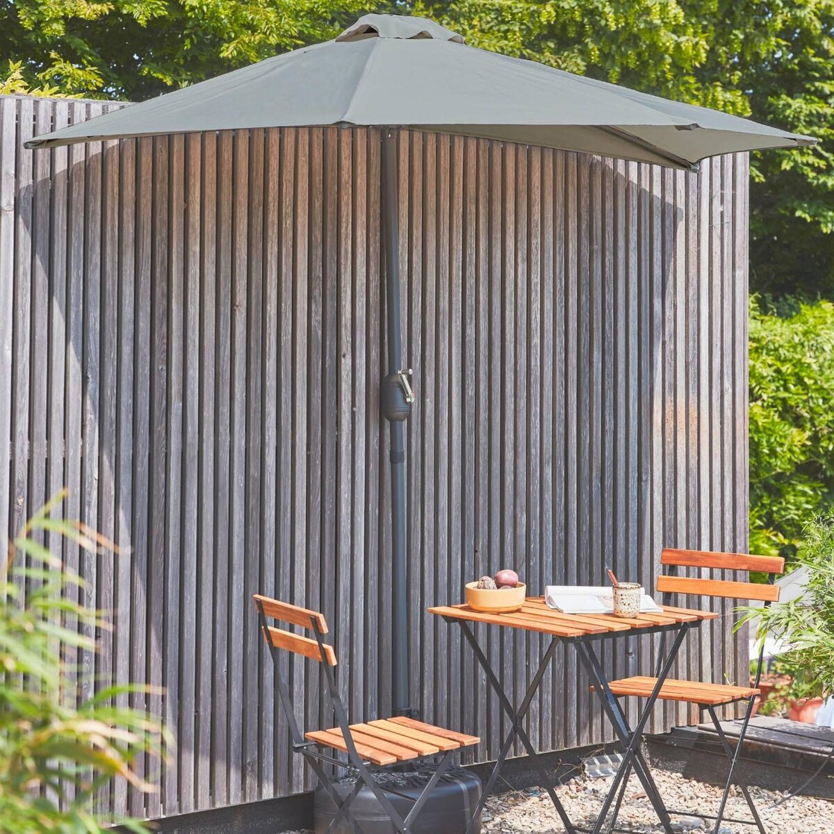 SWEEEK Parasol de balcon Ø250cm  – CALVI – Demi-parasol droit, mât central en aluminium avec manivelle d'ouverture