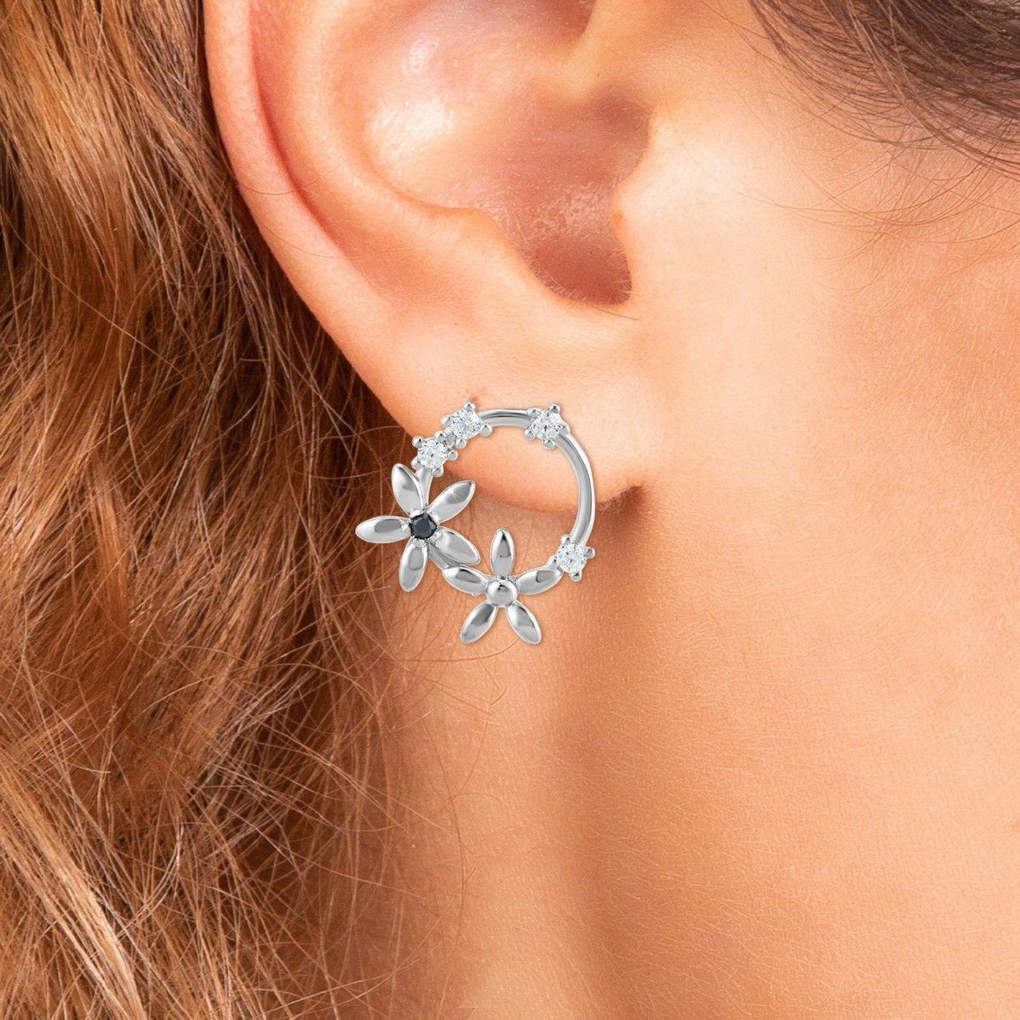 Voir la diapositive 2 : SC CRYSTAL Boucles d'oreilles fleurs par SC Crystal ornées d'un véritable diamant noir