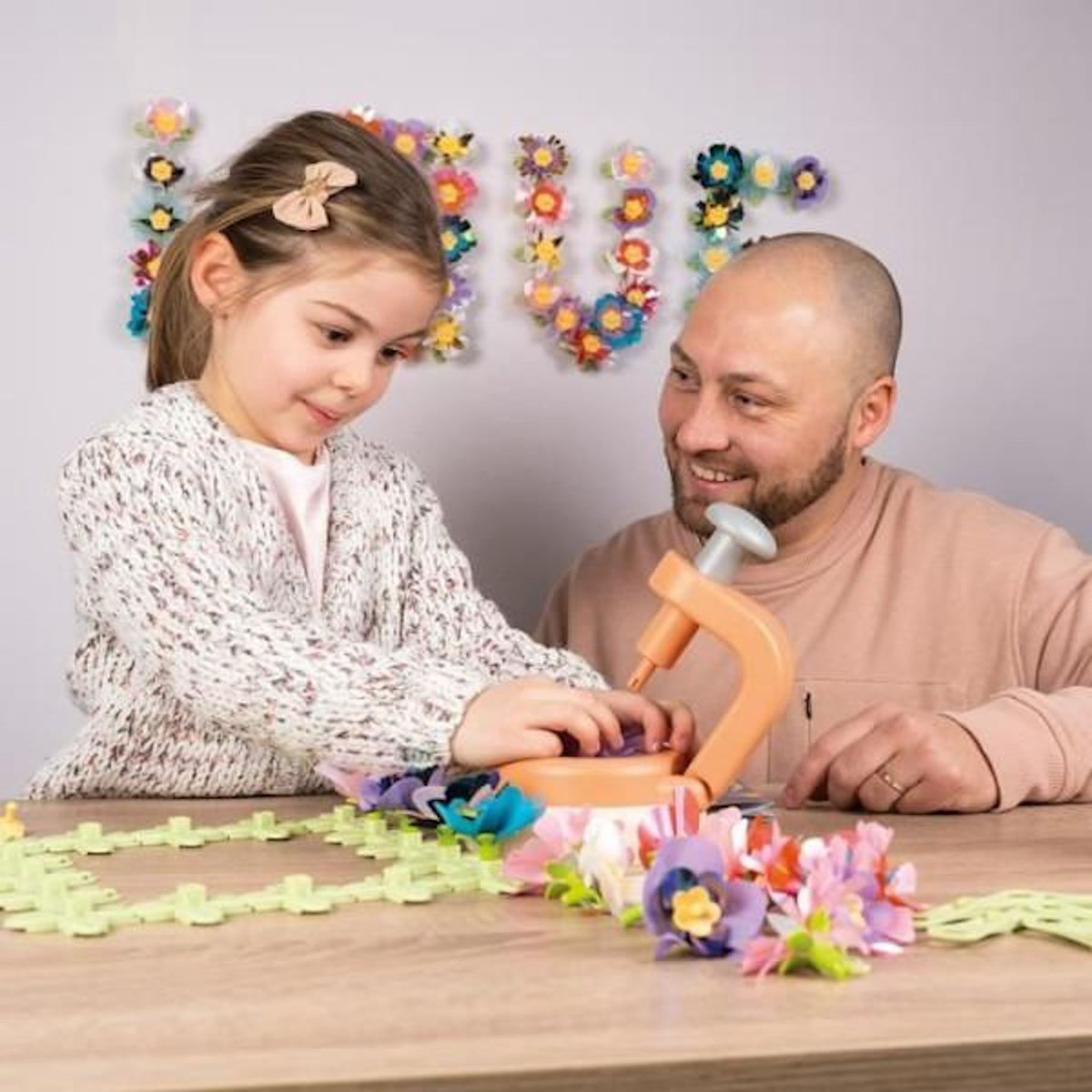 SMOBY Smoby - Loisirs créatif - Set de création fleurs objets décoratifs - 200 accessoires - Fabriqué en France