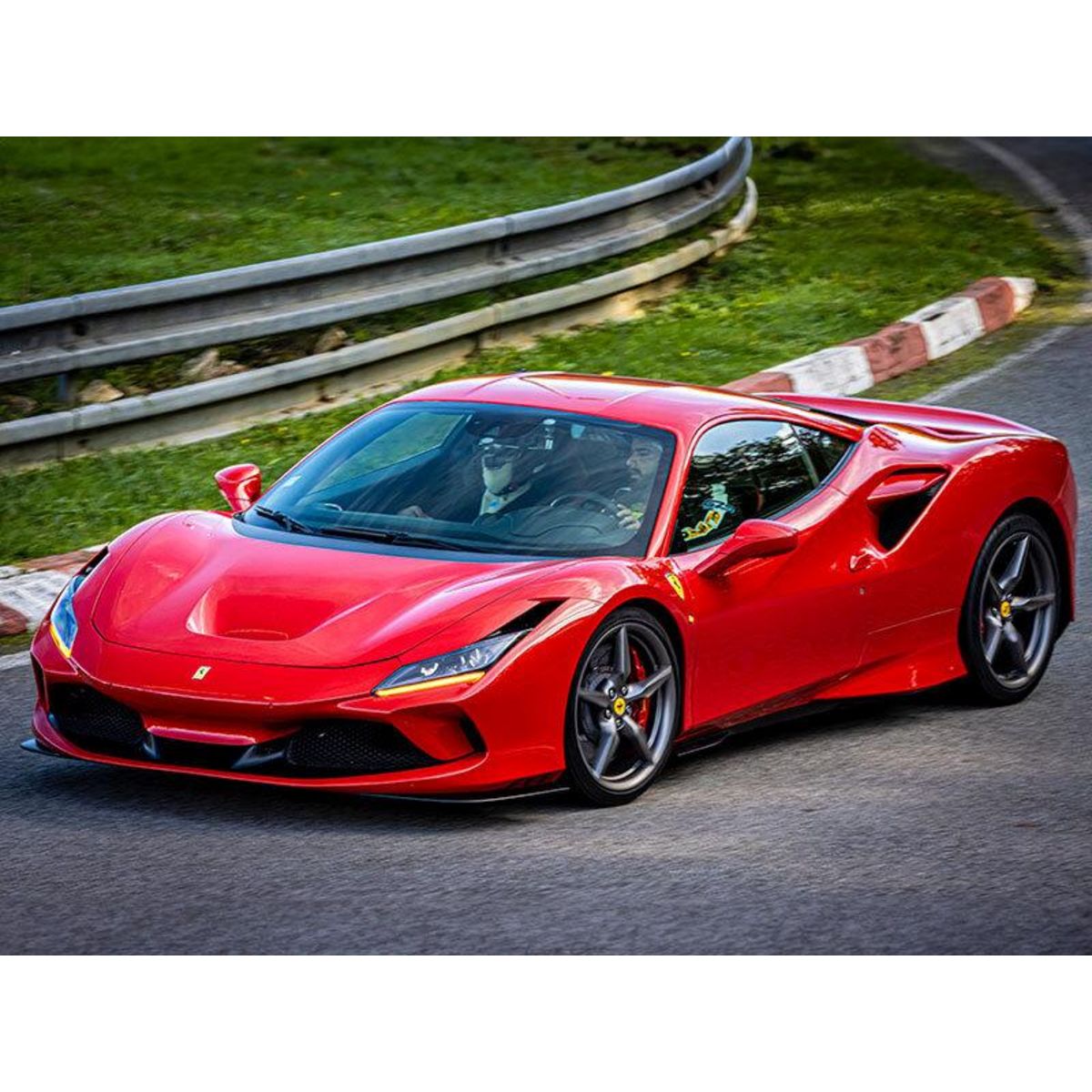 Smartbox Stage de pilotage multivolant : 2 tours en Porsche 991 GT3 RS et 2 tours en Ferrari F8 sur le circuit de Lohéac - Coffret Cadeau Sport & Aventure