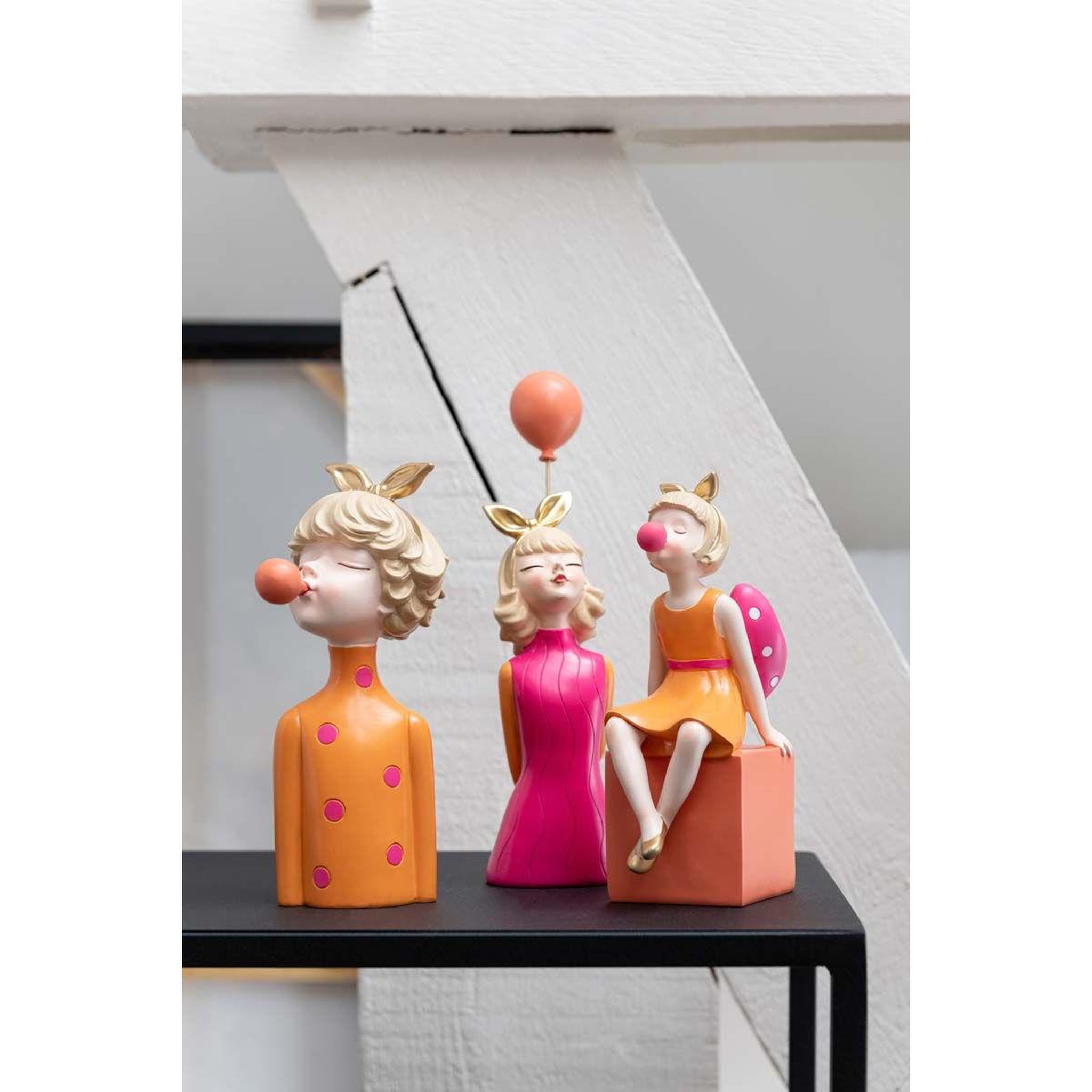 Voir la diapositive 2 : J-LINE Statuette Fille Assis  Bulle  20cm Orange & Rose