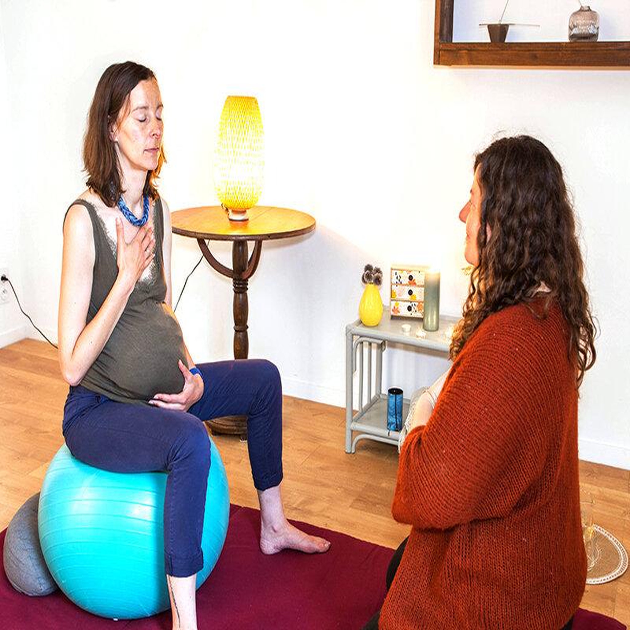 Voir la diapositive 2 : Smartbox 3h de détente pour future maman avec yoga, méditation et massage rebozo - coffret cadeau bien-être