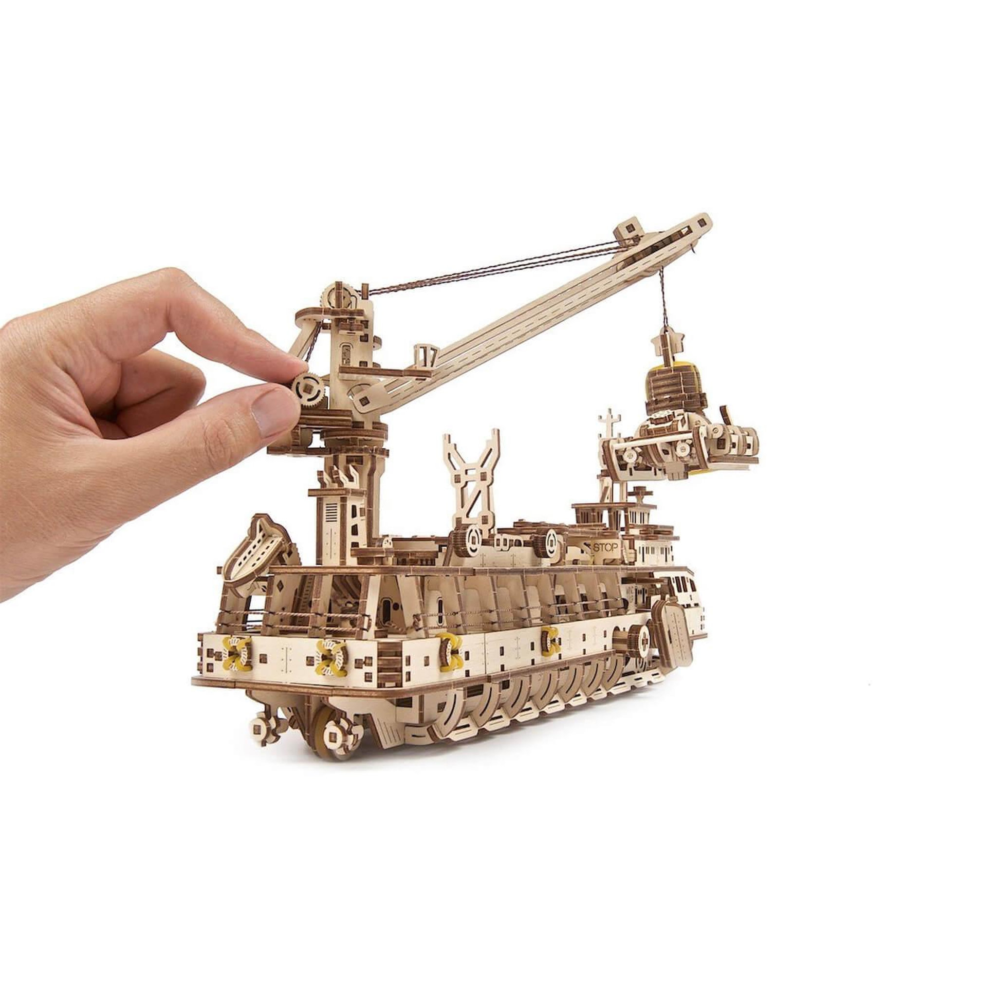 Voir la diapositive 2 : UGEARS Maquette en bois : Navire de recherche