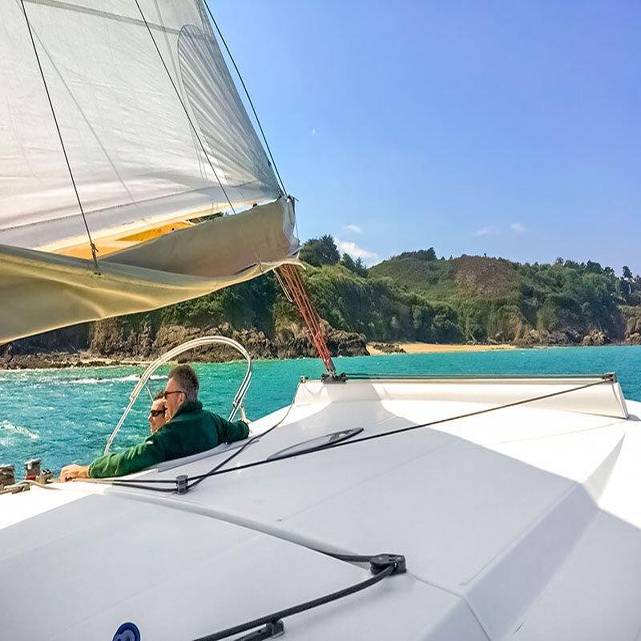 Voir la diapositive 3 : Smartbox 3h de croisière en catamaran dans les côtes-d'armor avec collation pour 2 - coffret cadeau sport & aventure