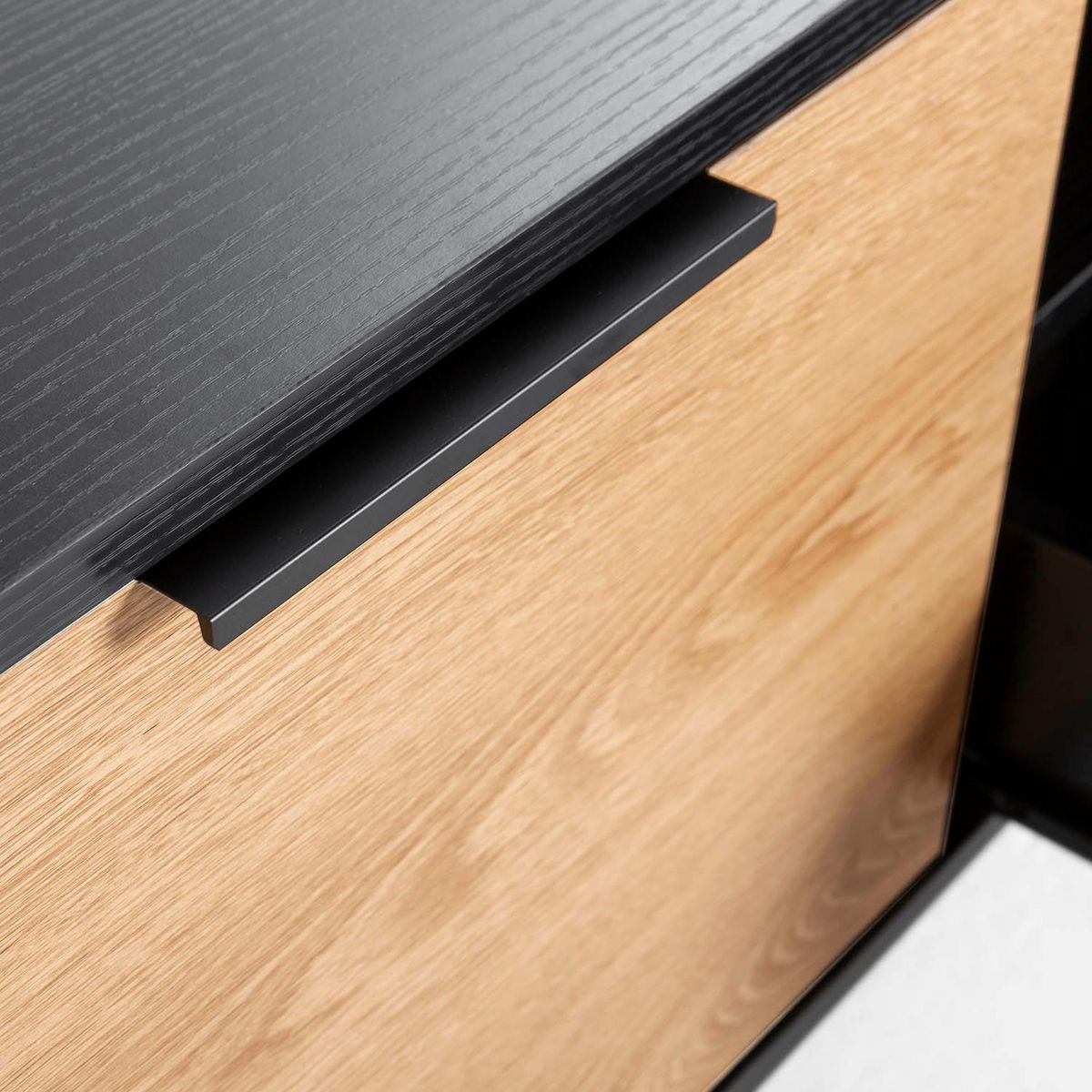 VS VENTA-STOCK Meuble TV Kalma 2 portes 1 tiroir noir/chêne, longueur 136 cm