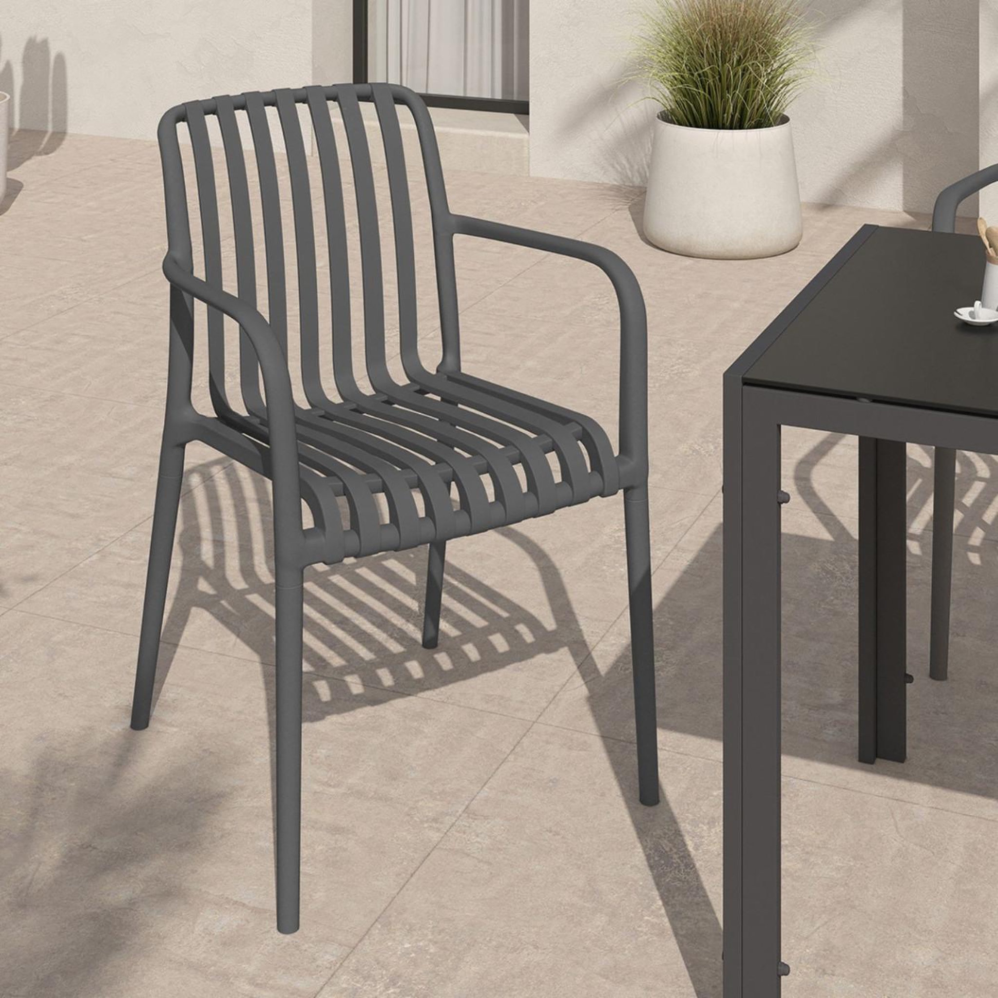 Voir la diapositive 2 : ID MARKET Lot de 4 chaises de jardin empilables bilbao en polypropylène gris anthracite