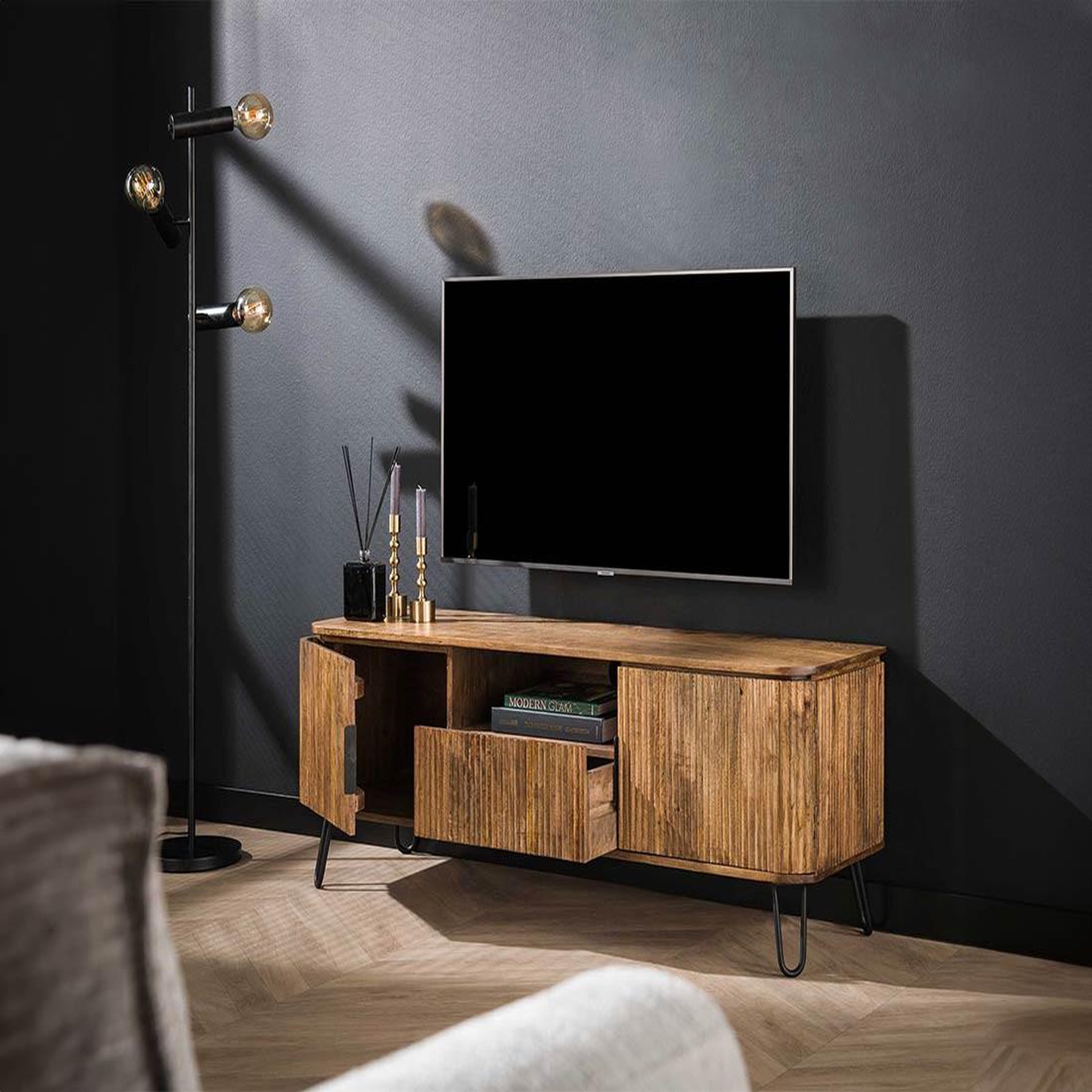Voir la diapositive 2 : LISA DESIGN Delhi - meuble tv - bois massif et noir - 2 portes, 1 tiroir et 1 niche - 135 cm