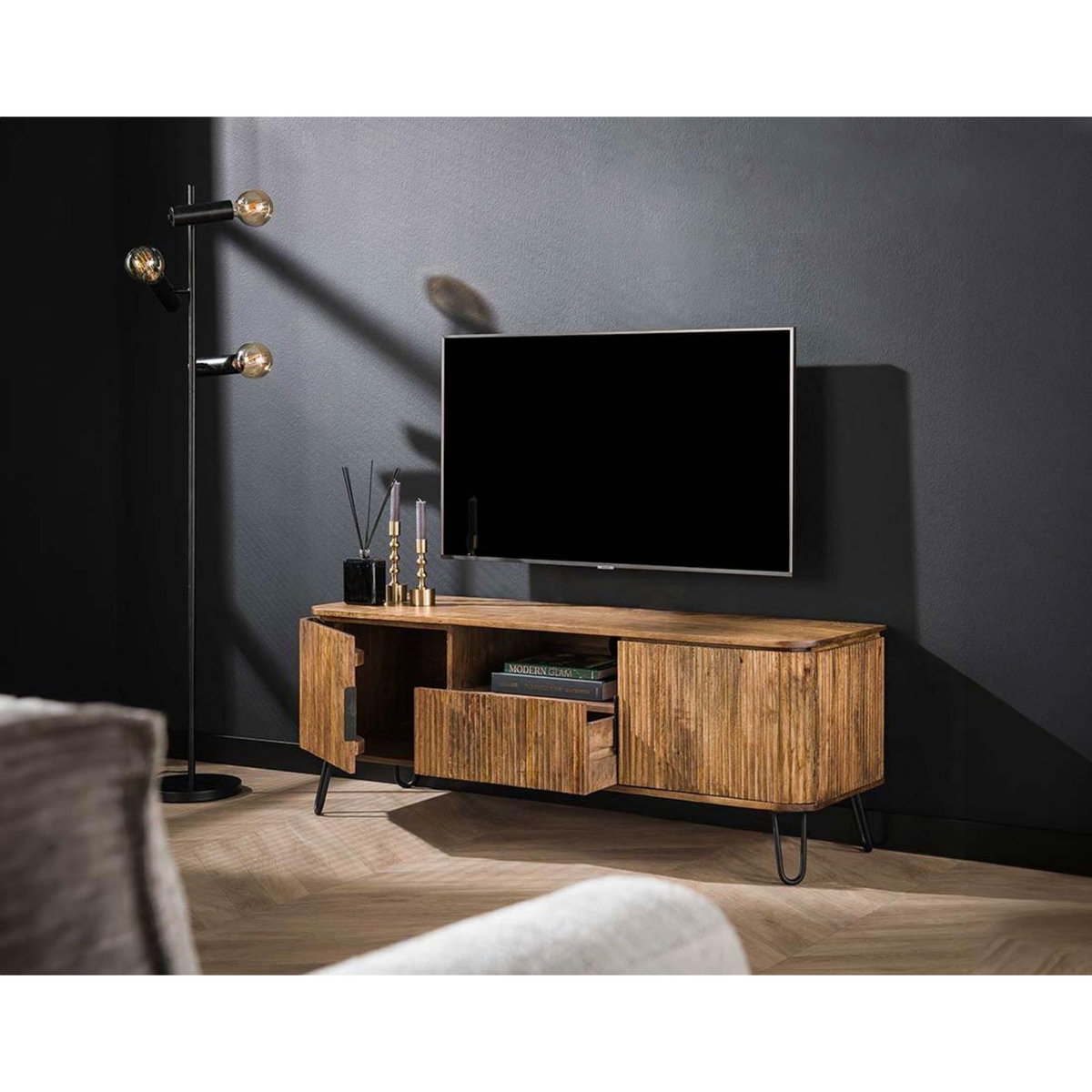 LISA DESIGN Delhi - meuble tv - bois massif et noir - 2 portes, 1 tiroir et 1 niche - 135 cm