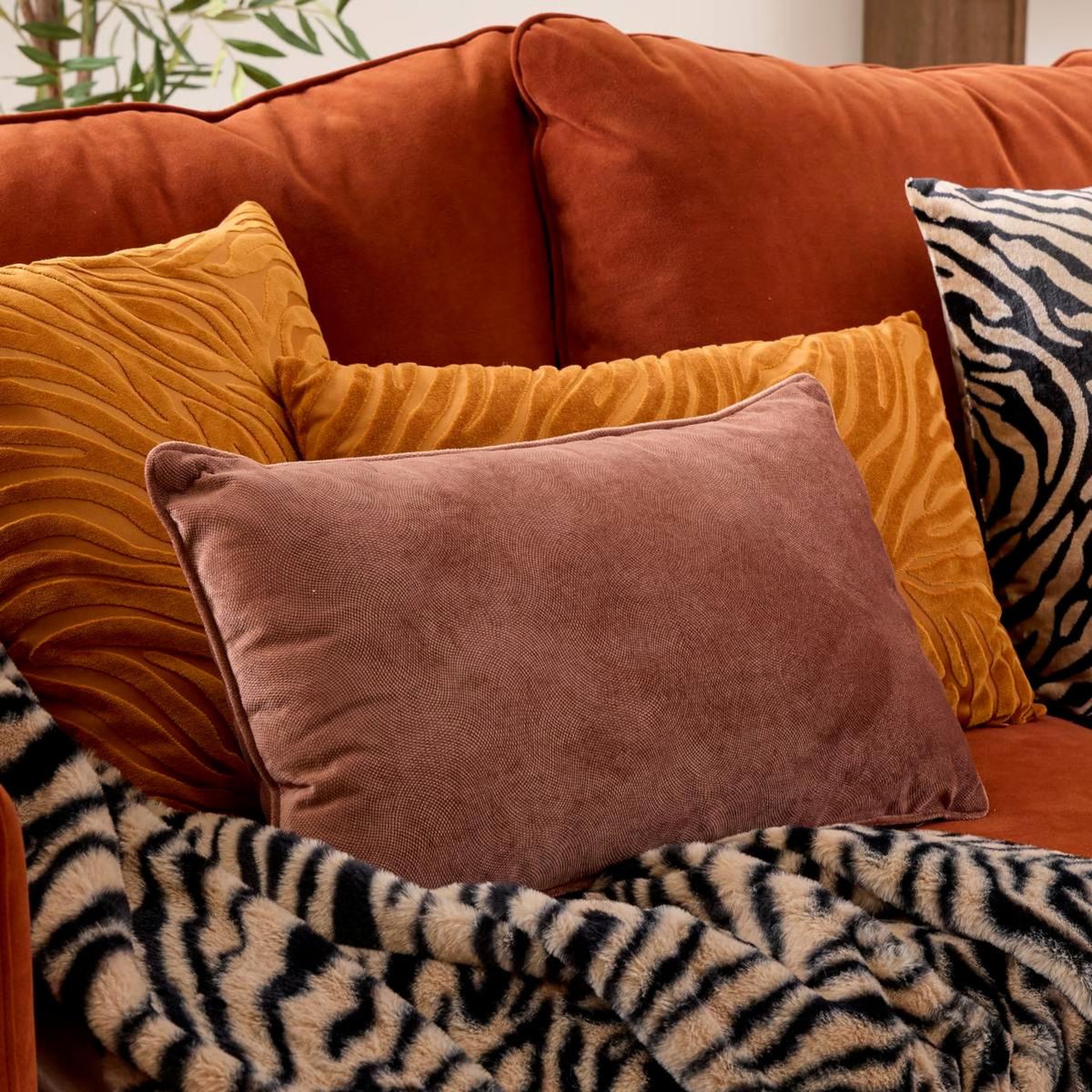 Voir la diapositive 5 : ATMOSPHERA Coussin déco uni  lilou  30x50cm marron tonka