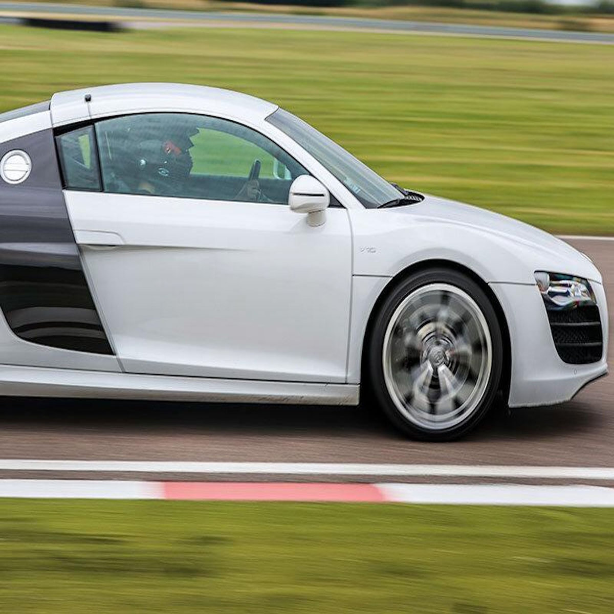 Smartbox Stage de pilotage : 5 tours sur le circuit de Saint-Laurent-de-Mure en Audi R8 V10 - Coffret Cadeau Sport & Aventure