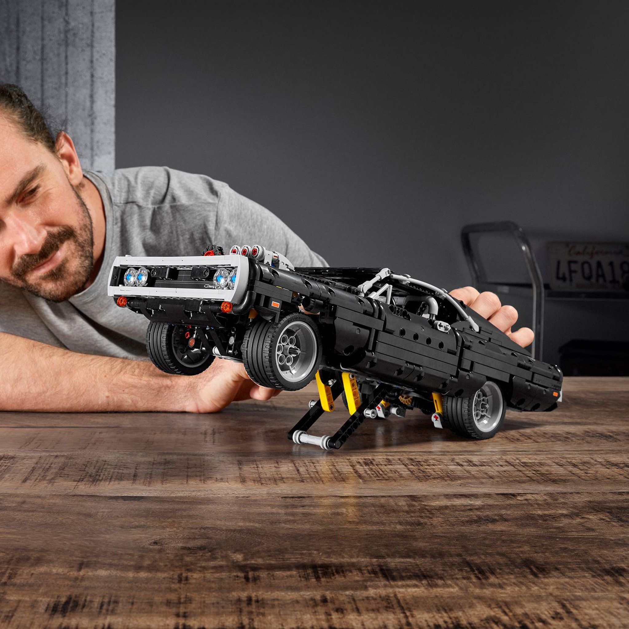 Voir la diapositive 5 : LEGO Technic 42111 -  Fast & Furious La Dodge Charger de Dom, Modèle Réduit de Voiture de Couse à Construire