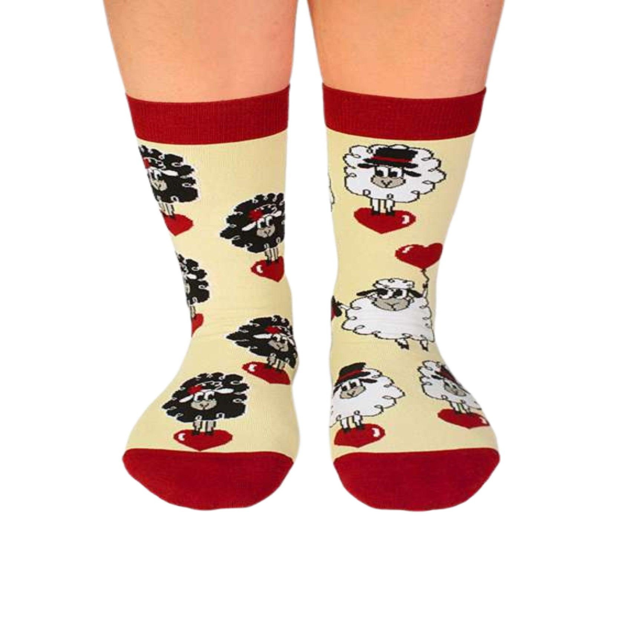 PIRIN HILL Chaussettes arty moutons amoureux - écrues. Coloris disponibles : Beige