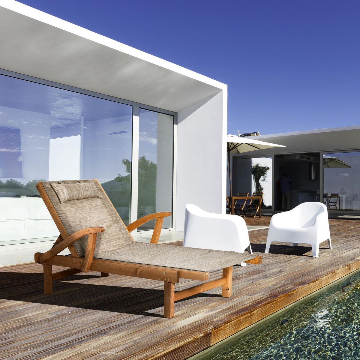 OUTSUNNY Bain de soleil transat design style colonial - dossier réglable 4 positions - tétière rembourrée - dim. 194L x 70l x 32H cm - pin textilène marron