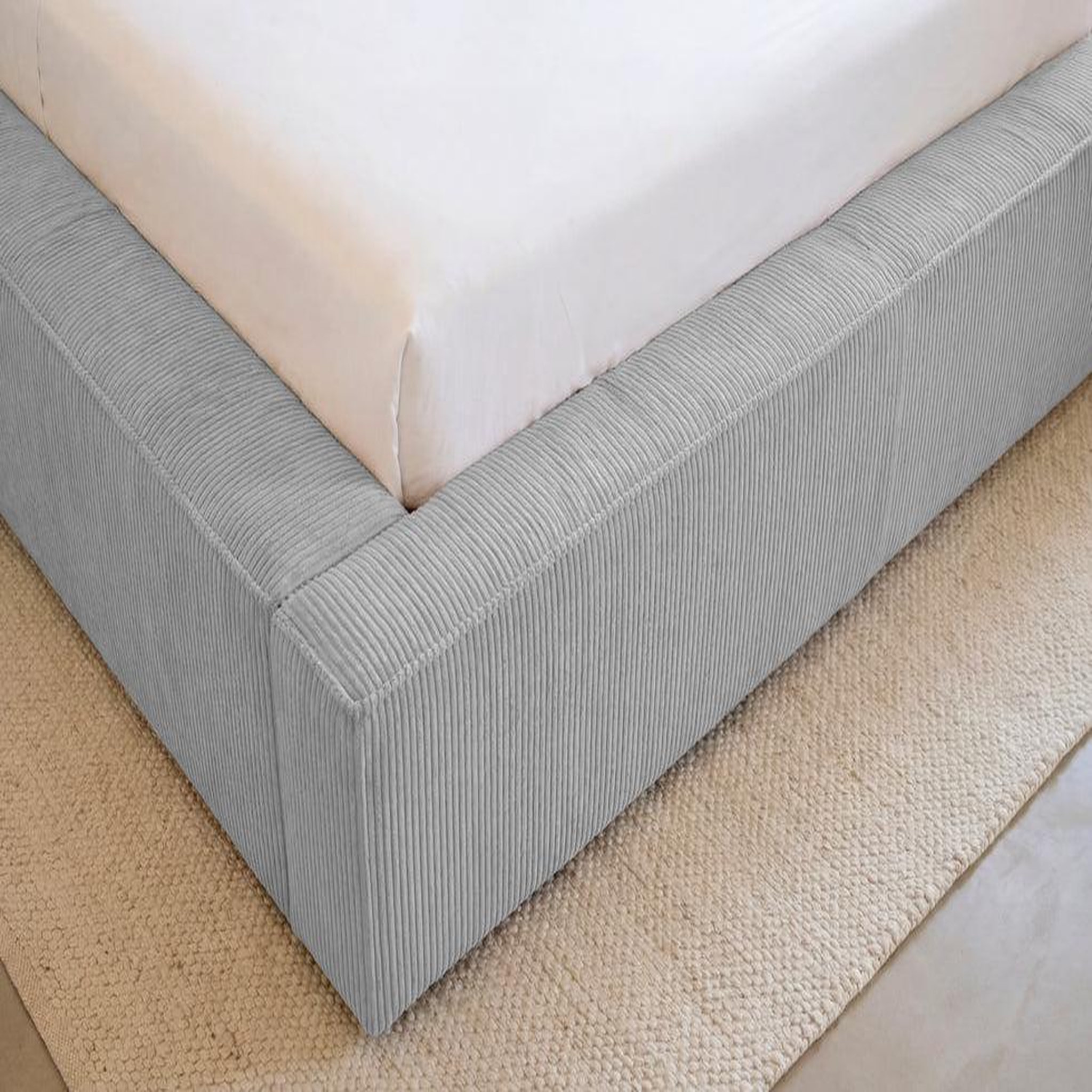 Voir la diapositive 4 : CASANOVA PARIS NOTO - Lit coffre petit velours côtelé Gris clair