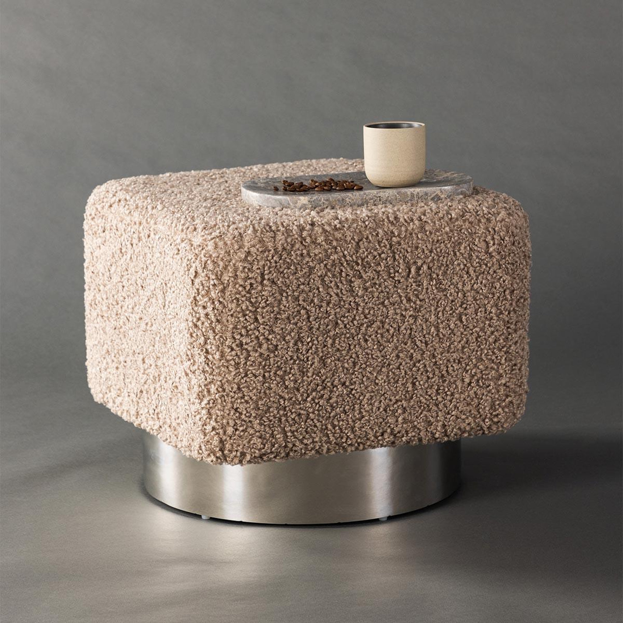 Voir la diapositive 4 : Paris Prix Pouf design tissu bouclette  newton  45cm marron