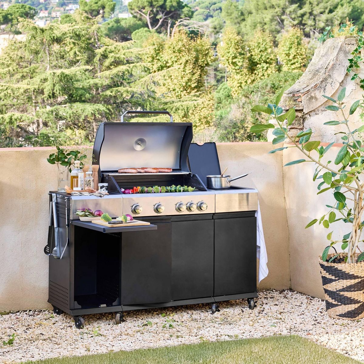 SWEEEK Barbecue gaz 4 brûleurs + 1 feu latéral MAXIM noir. Acier. thermomètre intégré. récupérateur de graisse. grille de chauffe. L 145.5 x P 61.5 x H 143.5cm