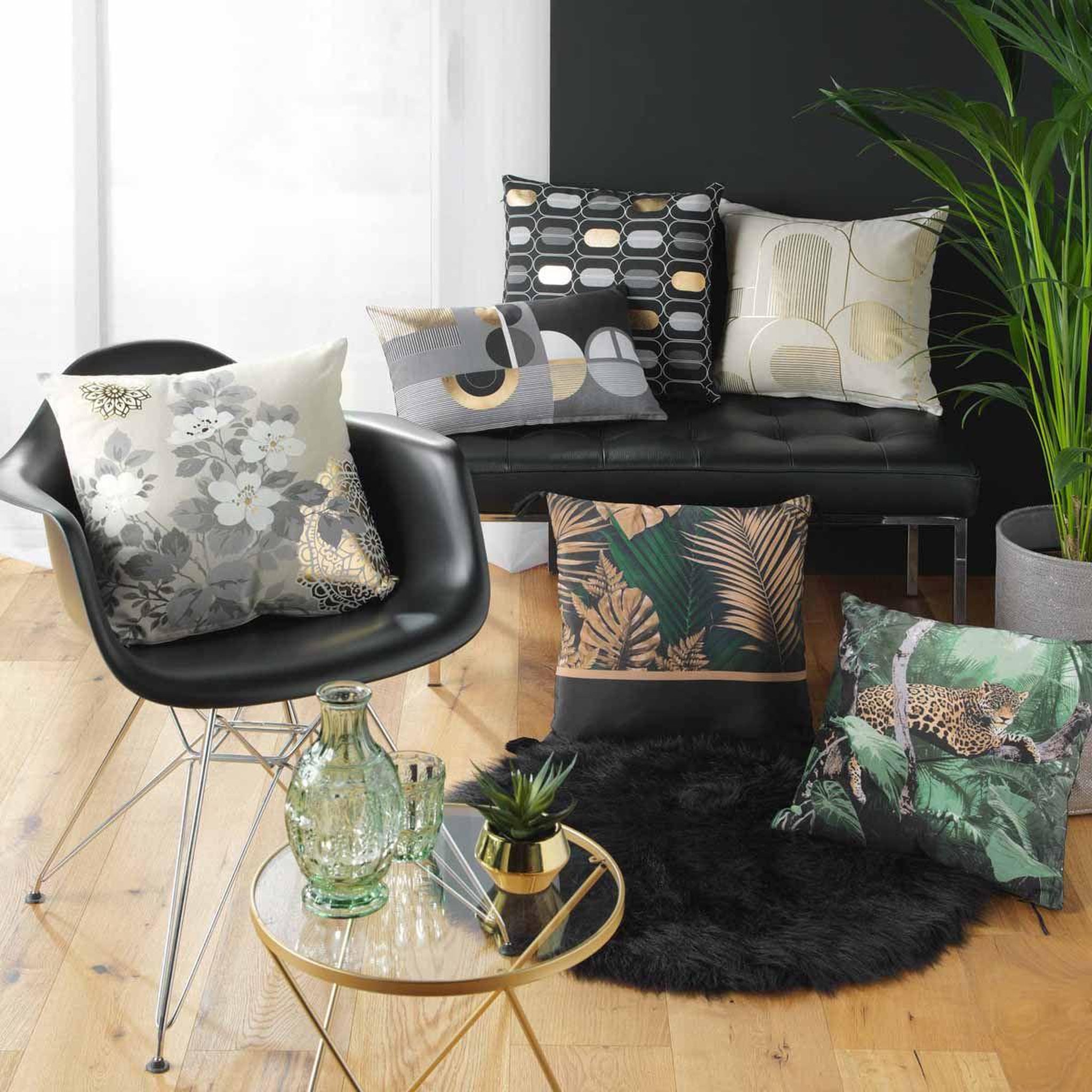 Voir la diapositive 4 : Douceur d'Intérieur Coussin déco imprimé  folidor  45x45cm noir & or