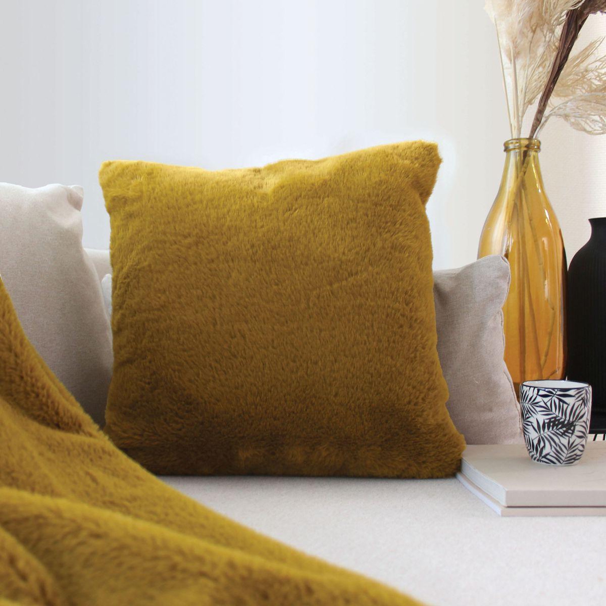 Voir la diapositive 2 : ENJOY HOME Coussin déco imitation fourrure  rabbit pop  40x40cm bronze