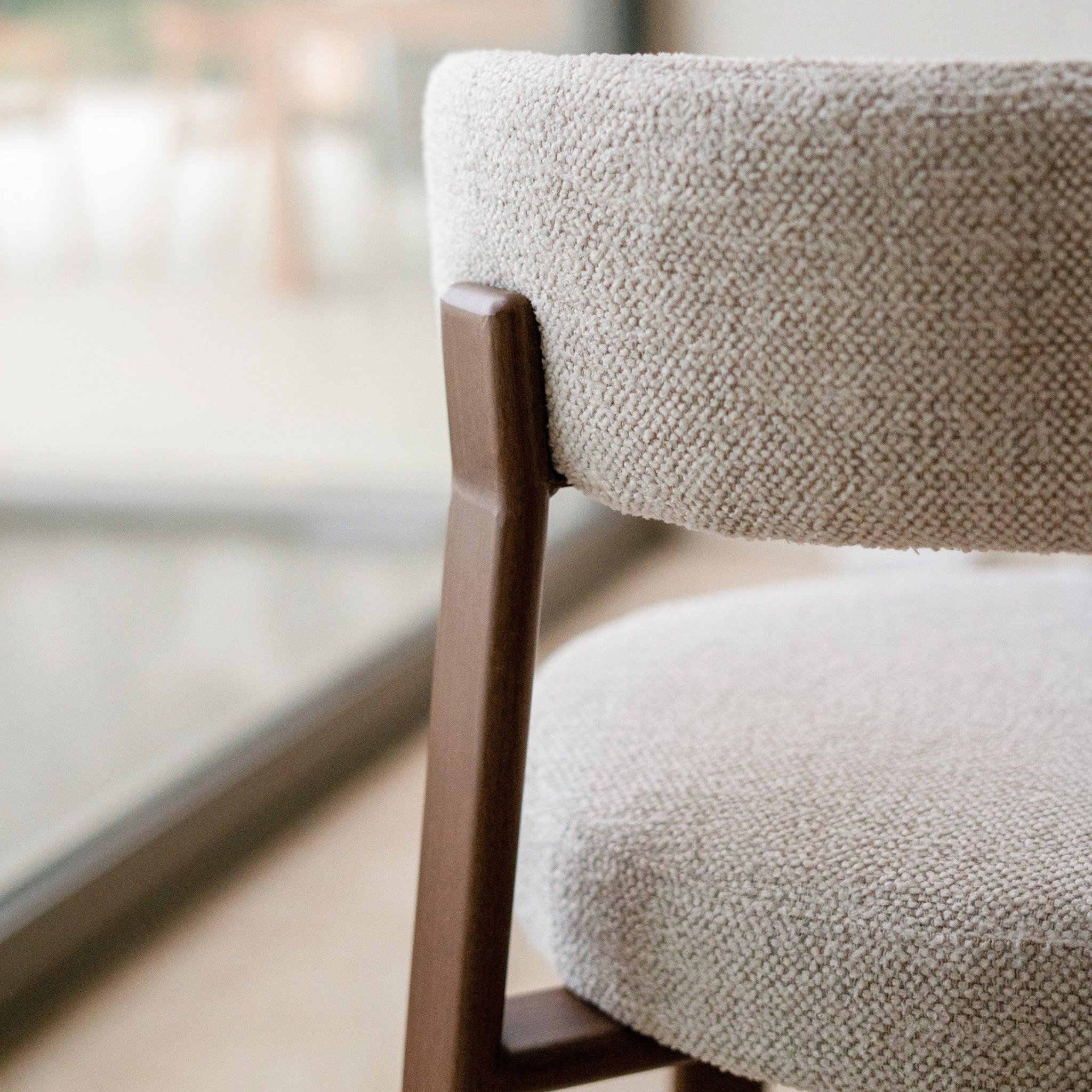 Voir la diapositive 6 : MAISON PAVANE Lot de 2 chaises en tissu texturé greige, pieds en métal-Aura