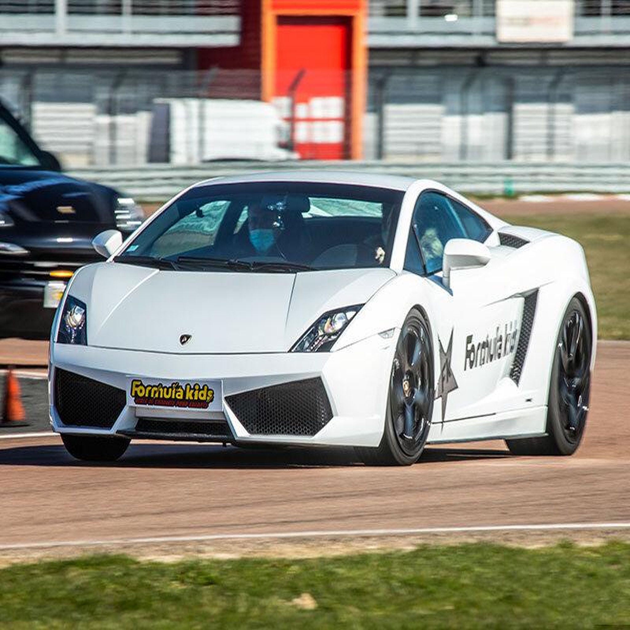 Voir la diapositive 4 : Smartbox Stage pilotage enfant : 8 ou 10 tours de circuit au volant d'une Lamborghini Gallardo - Coffret Cadeau Sport & Aventure
