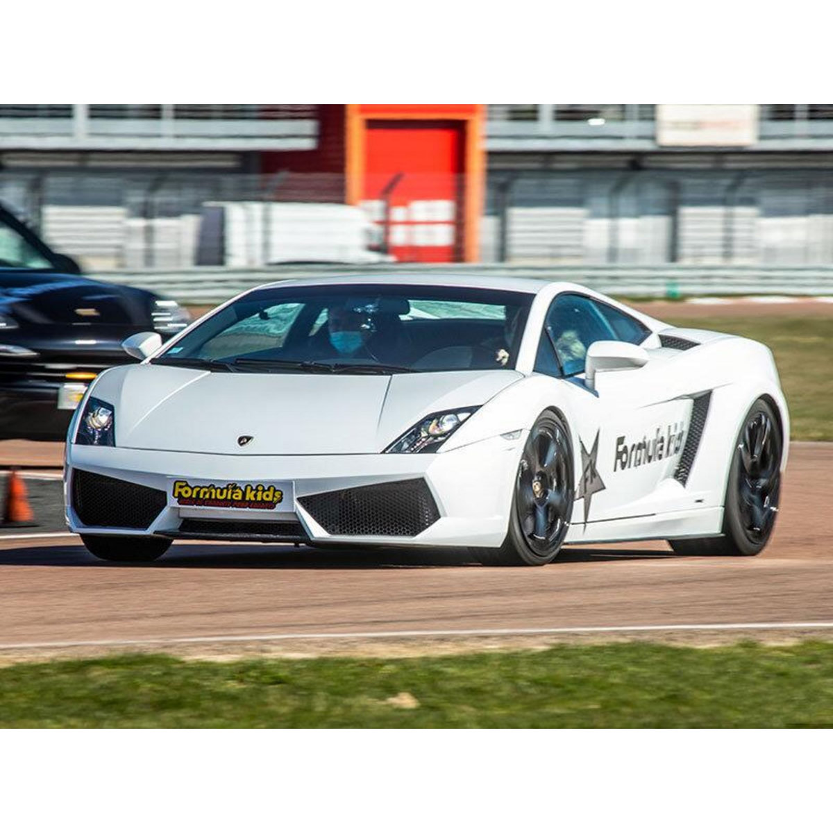 Smartbox Stage pilotage enfant : 8 ou 10 tours de circuit au volant d'une Lamborghini Gallardo - Coffret Cadeau Sport & Aventure