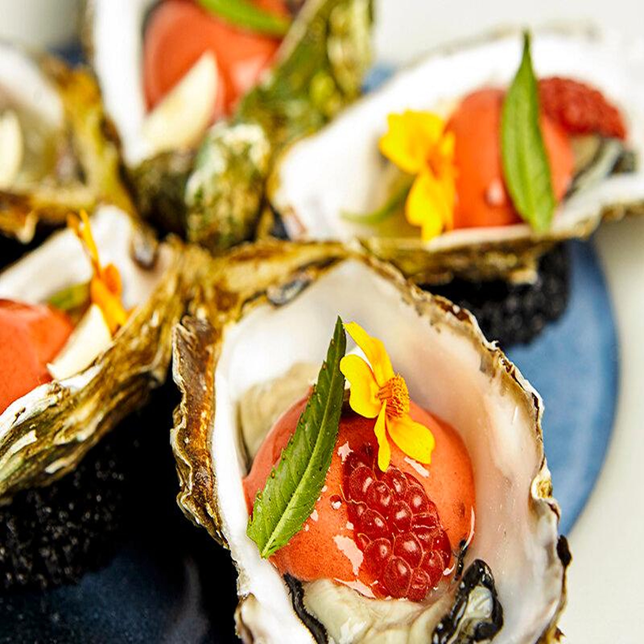 Voir la diapositive 3 : Smartbox Adresses primées : menu 8 plats au restaurant La Scène Thélème à Paris - Coffret Cadeau Gastronomie