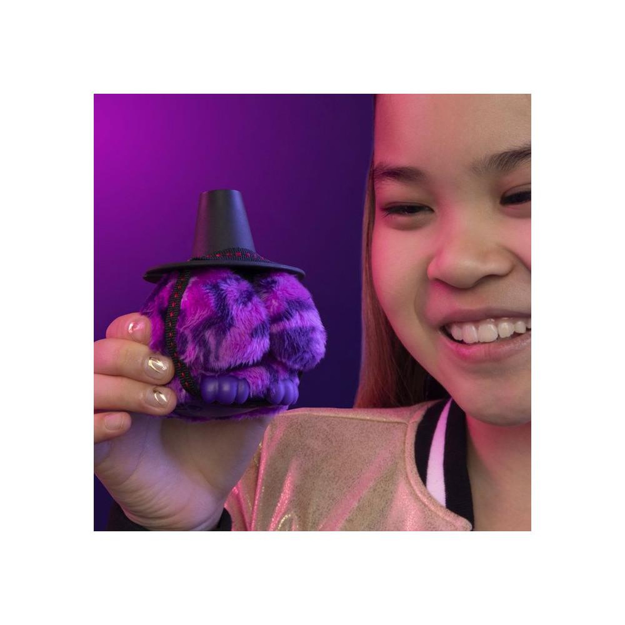 Voir la diapositive 6 : Peluche électronique mini Furby Furblets Démon Saja Boys 7,5 cm violette noire, chapeau amovible et porte-clés, plus de 45 sons en furbish