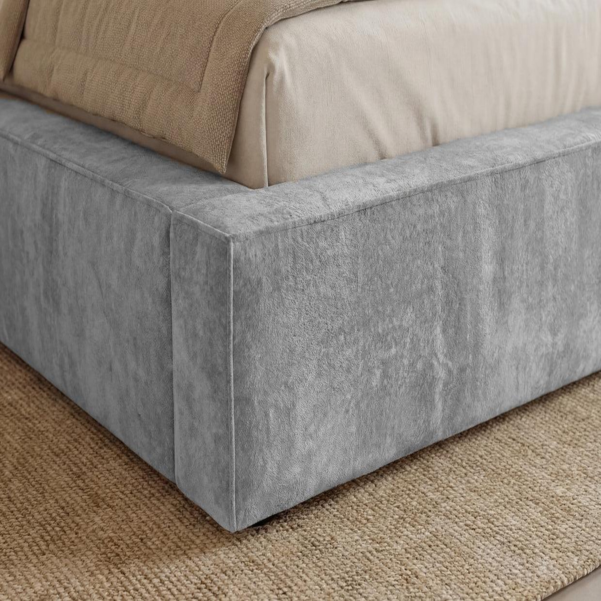 Voir la diapositive 5 : CASANOVA PARIS Celia - lit coffre tissu velours gris clair