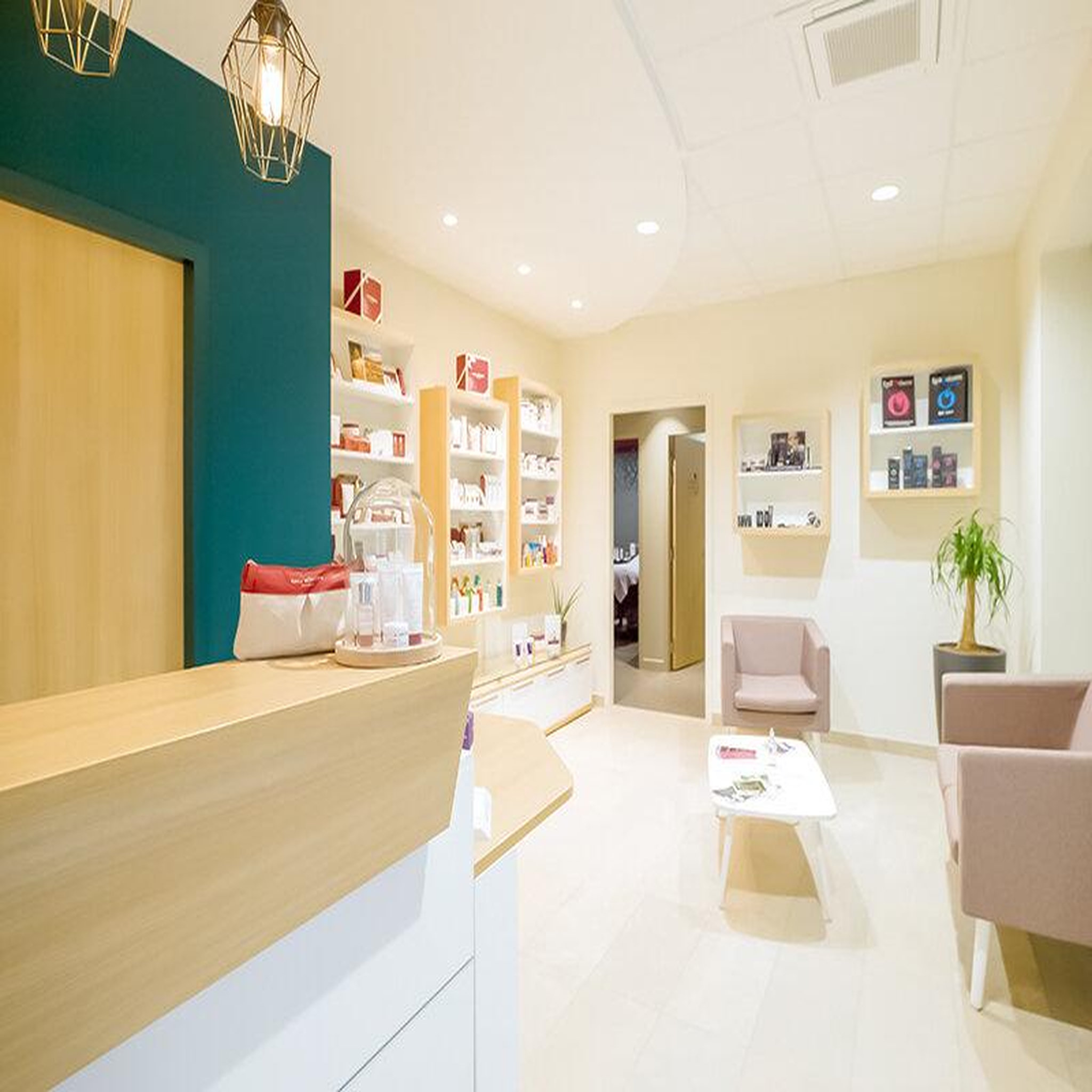 Voir la diapositive 4 : Smartbox Soin du visage ou du corps cinq mondes d'1h30 en institut près de nantes - coffret cadeau bien-être