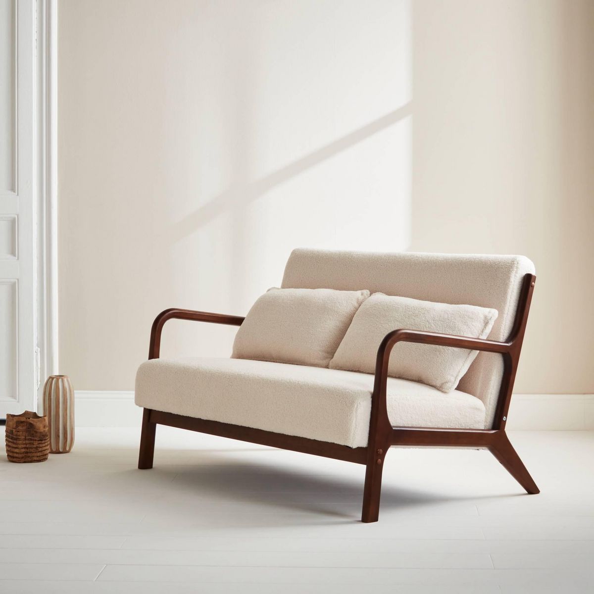 SWEEEK Banquette à bouclettes . pieds bois d'hévéa teinté noyer clair. 2 places droit fixe. pieds compas scandinave