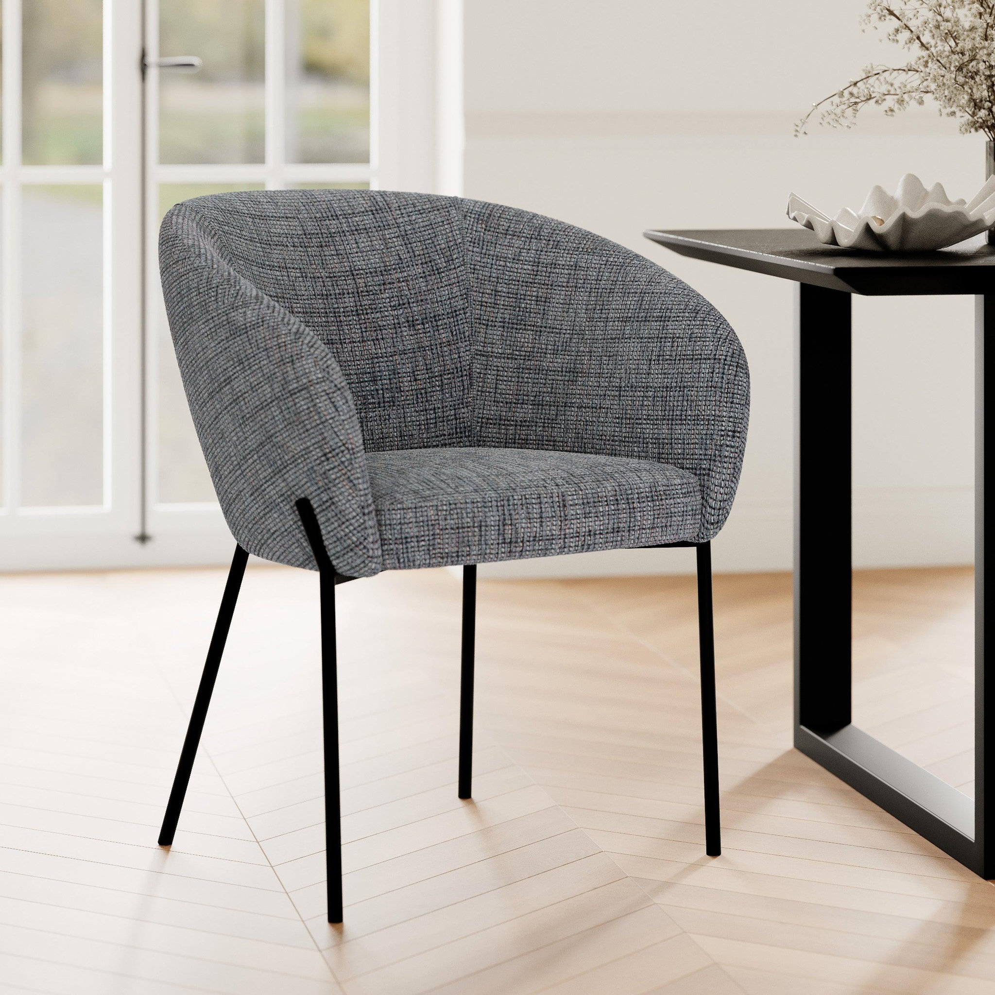 Voir la diapositive 2 : MAISON PAVANE Chaise en tissu gris chiné et pieds en métal noir-andy