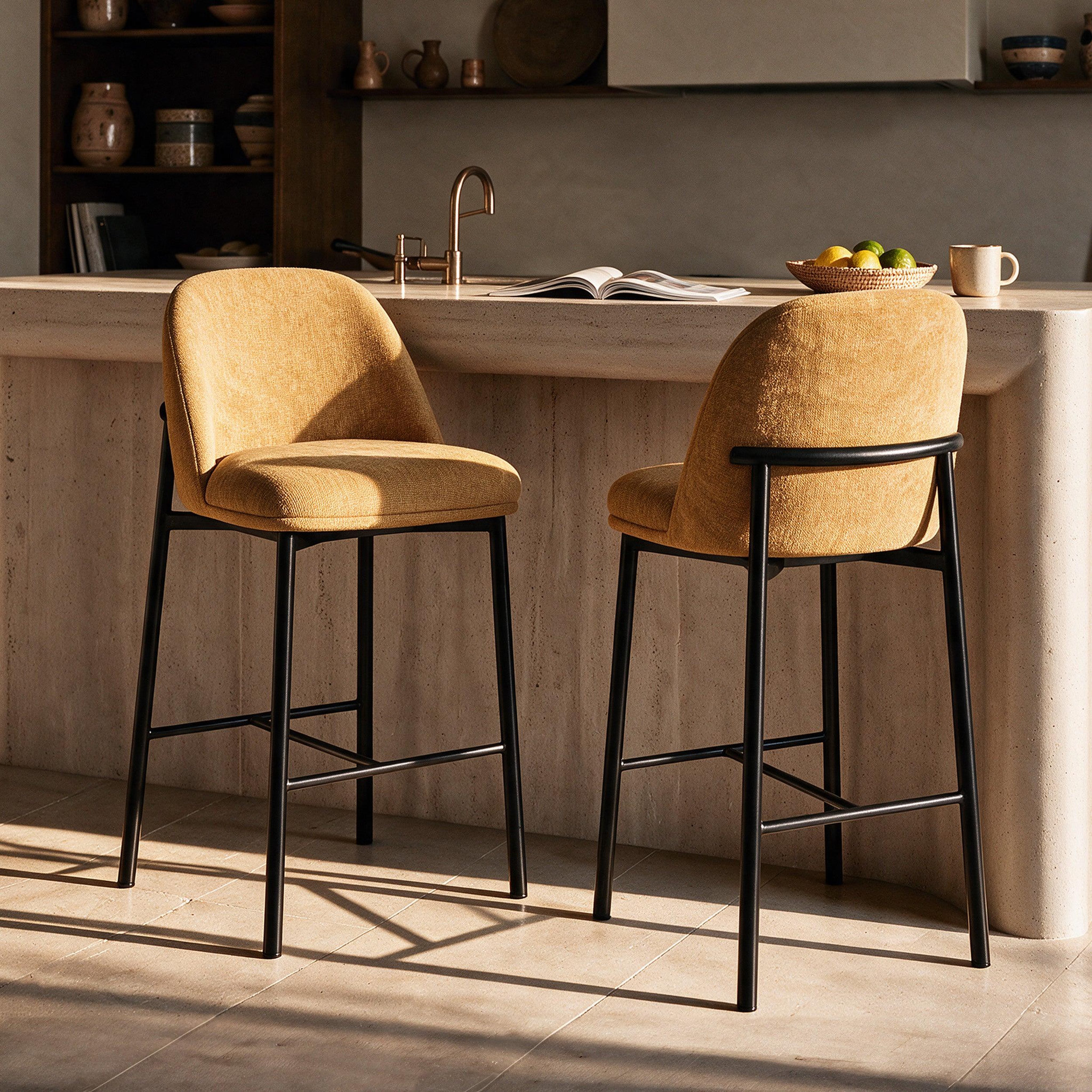 Voir la diapositive 2 : MAISON PAVANE Lot de 2 chaises pour îlot central 67 cm en tissu jaune moutarde-noah