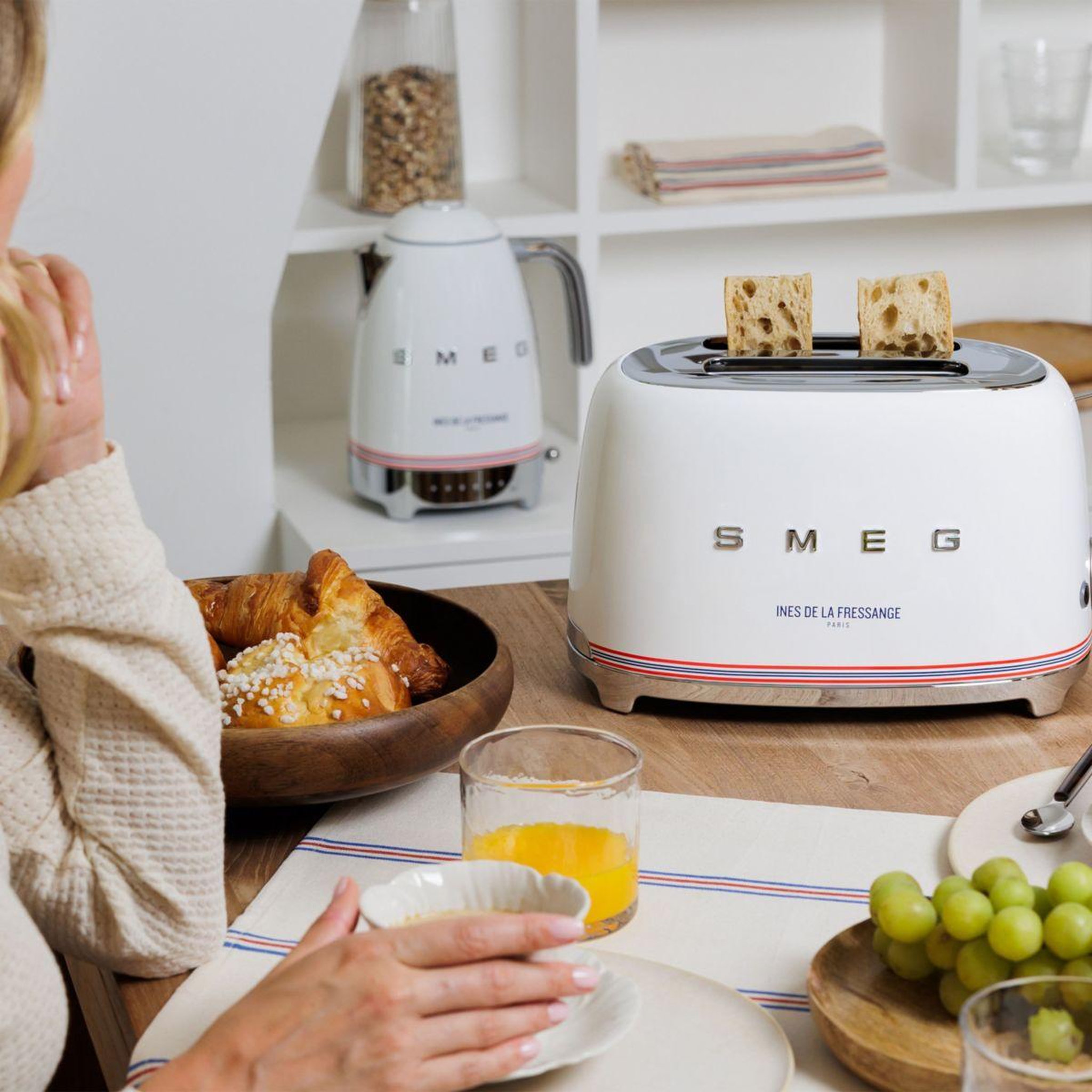 Voir la diapositive 4 : SMEG G-pain ines de la fressange tsf01idfeu