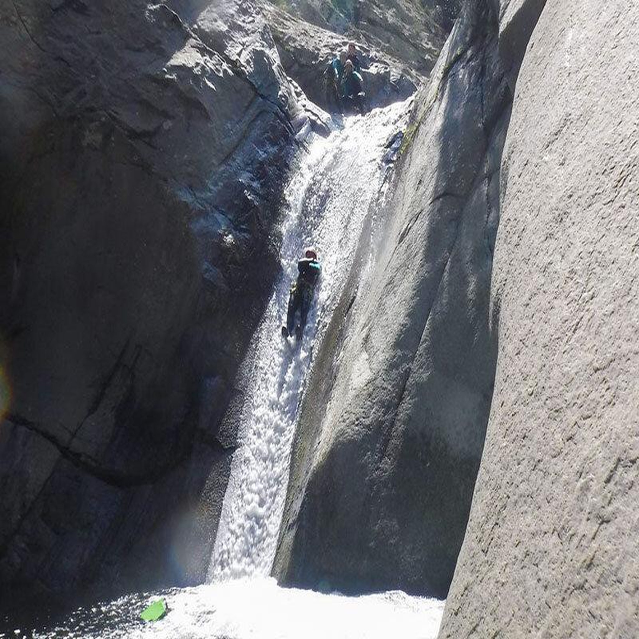 Voir la diapositive 3 : Smartbox Session de canyoning en eaux chaudes près de font-romeu pour 2 personnes - coffret cadeau sport & aventure