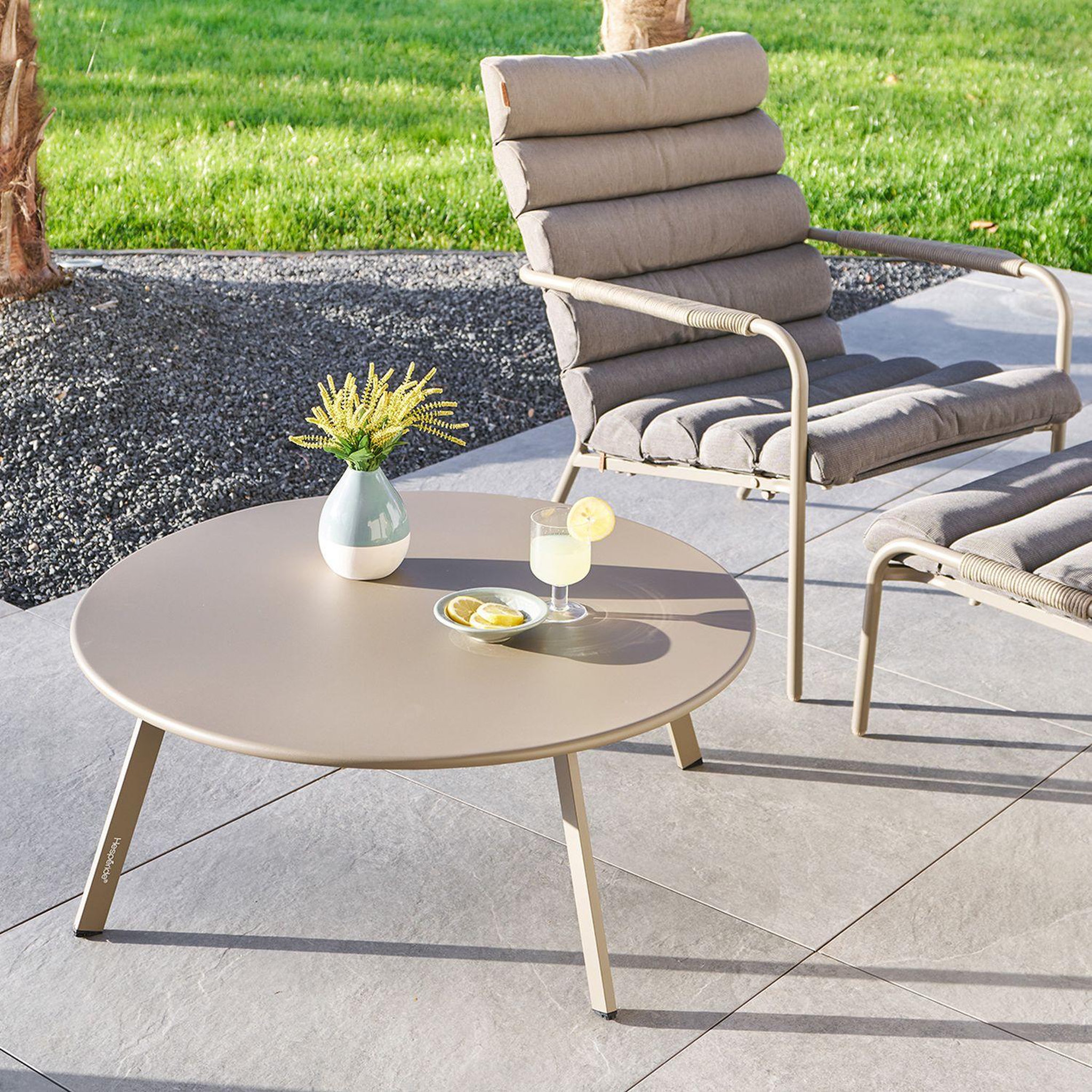 Voir la diapositive 2 : HESPERIDE Table basse de jardin ronde saona